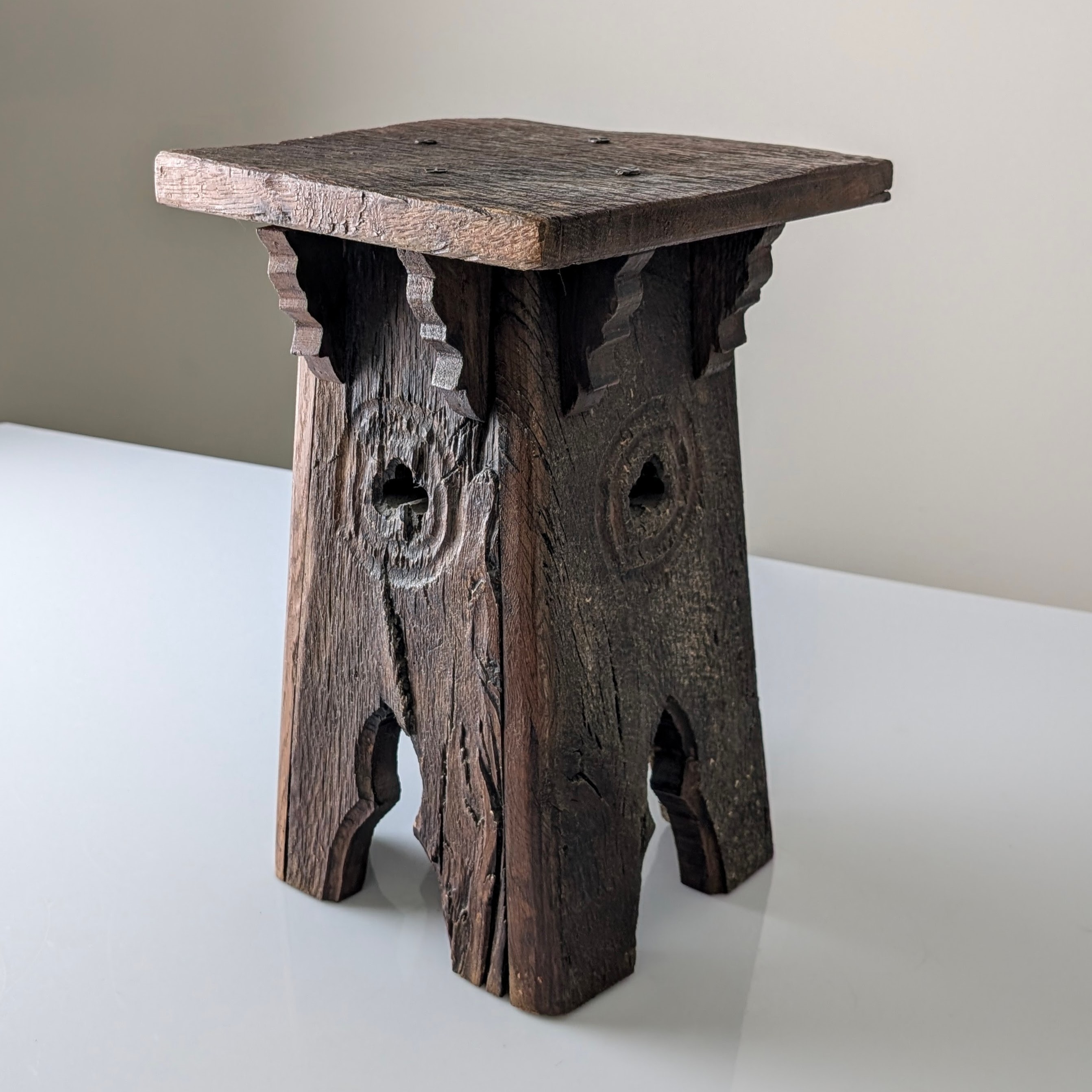 Taburete Pedestal Monacal de Roble con Tréboles Calados, Neogótico Francés, 1900s