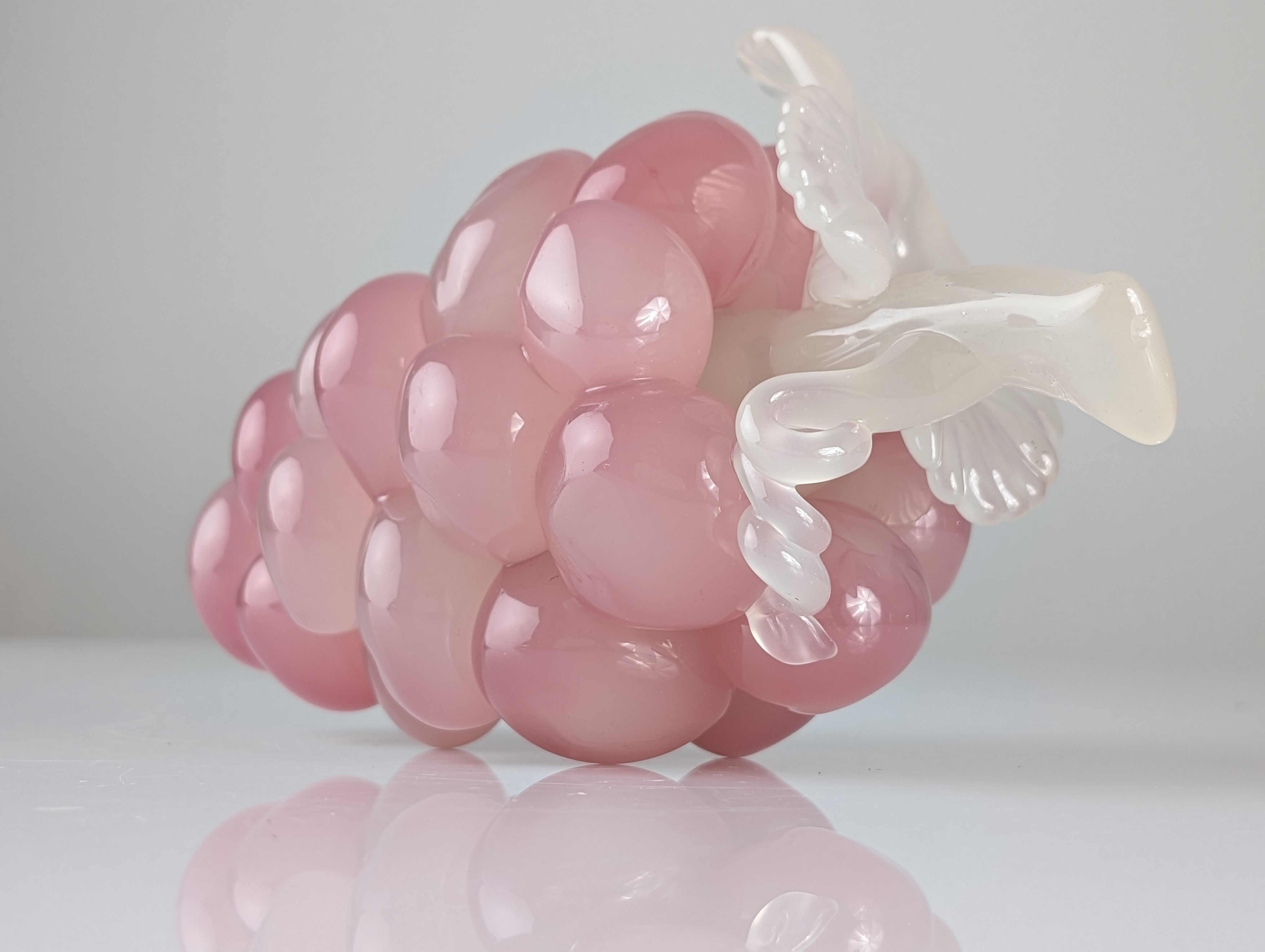 Escultura de Racimo de Uvas en Cristal de Murano, Rosa y Blanco Translúcido, Mid-Century