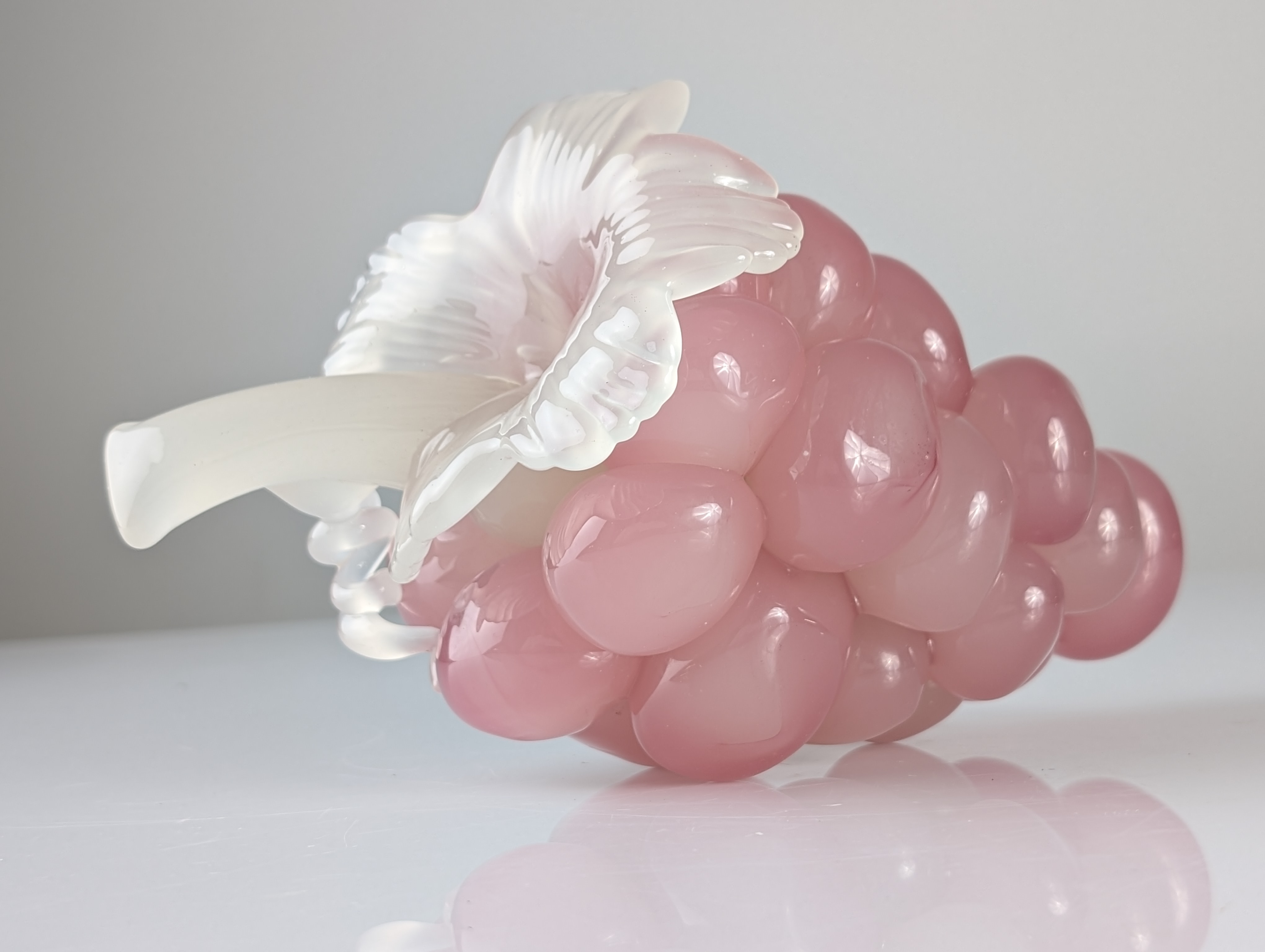 Escultura de Racimo de Uvas en Cristal de Murano, Rosa y Blanco Translúcido, Mid-Century - Imagen 2