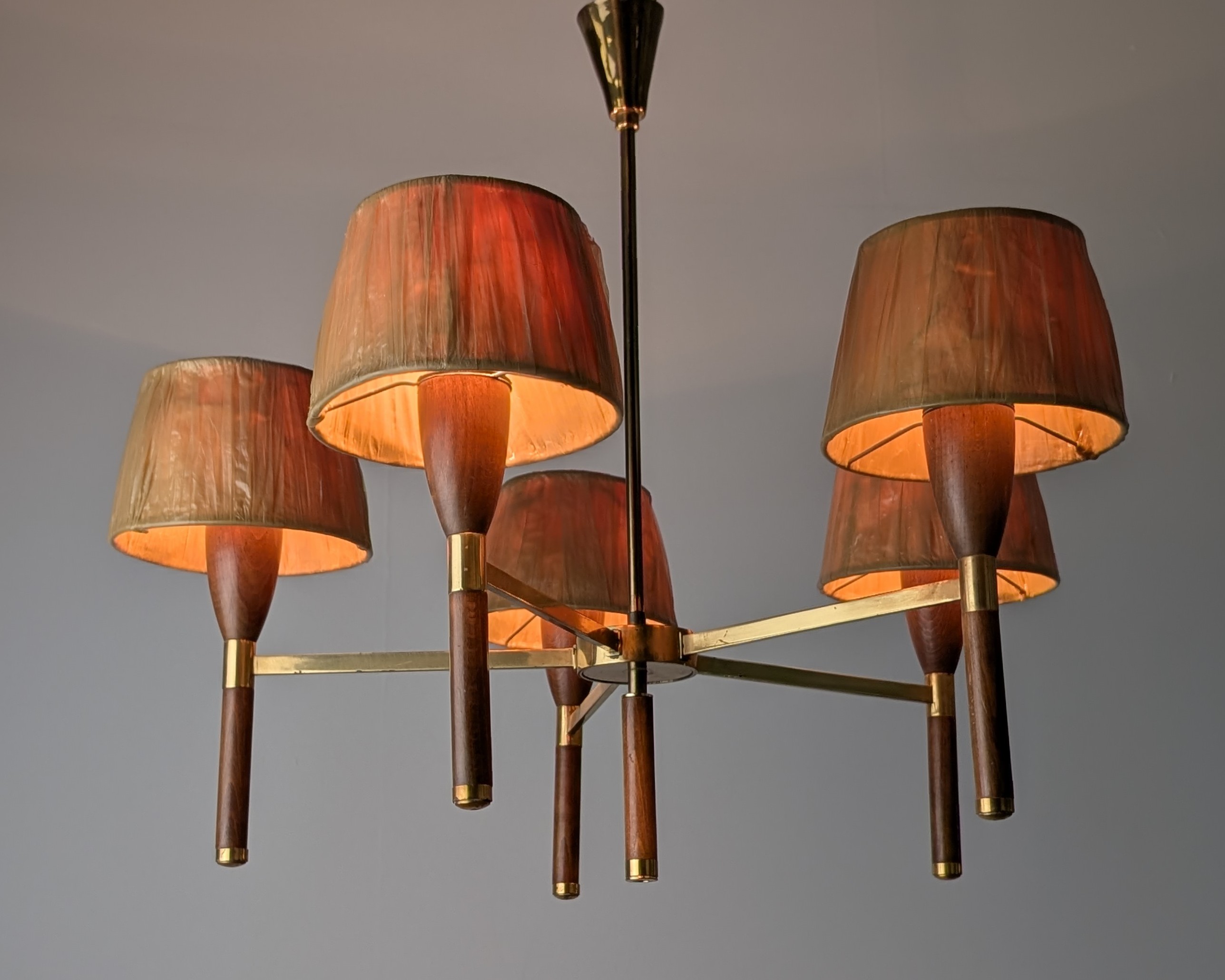 Lámpara danesa de cinco brazos en madera y latón, 1950s