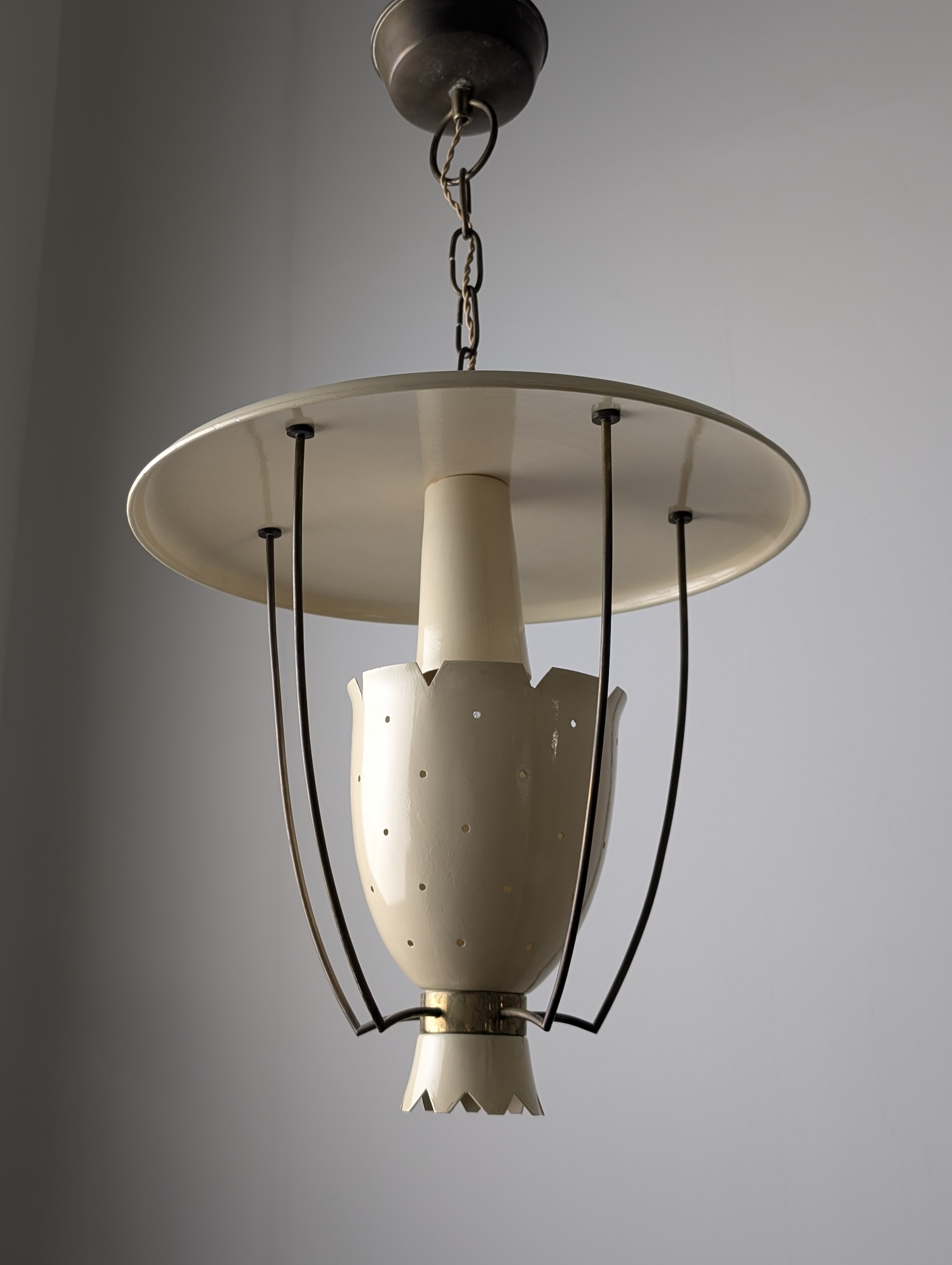 Lámpara Colgante de Metal Perforado con Detalles en Latón, Italia, 1940s - Imagen 5