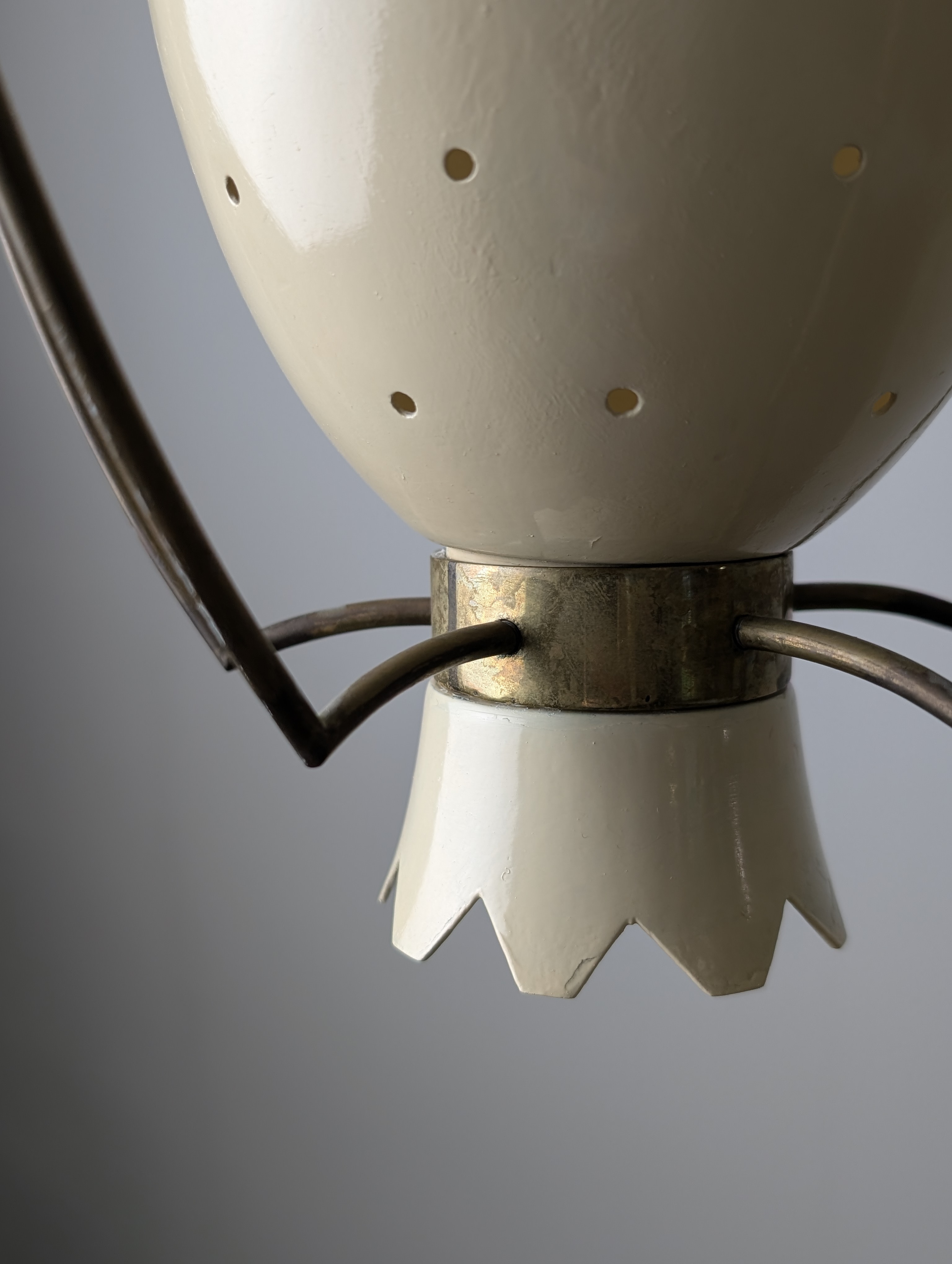 Lámpara Colgante de Metal Perforado con Detalles en Latón, Italia, 1940s - Imagen 4