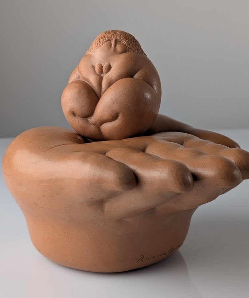 Ricardo Mesa, Escultura de Terracota 'Gordita Feliz' sobre Mano, 1980s