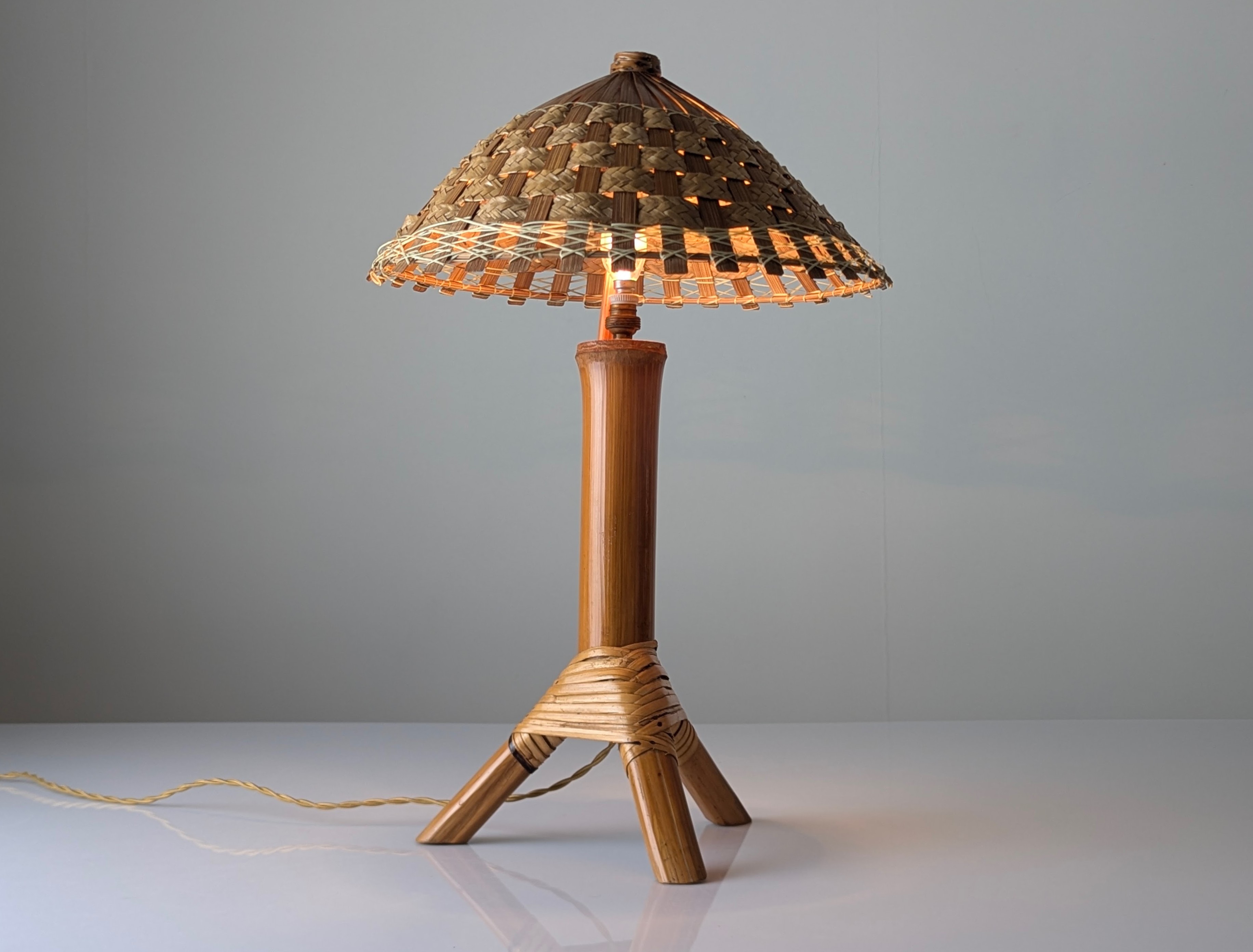 Lámpara de Mesa de Bambú y Ratán con Pantalla Tejida, 1950s