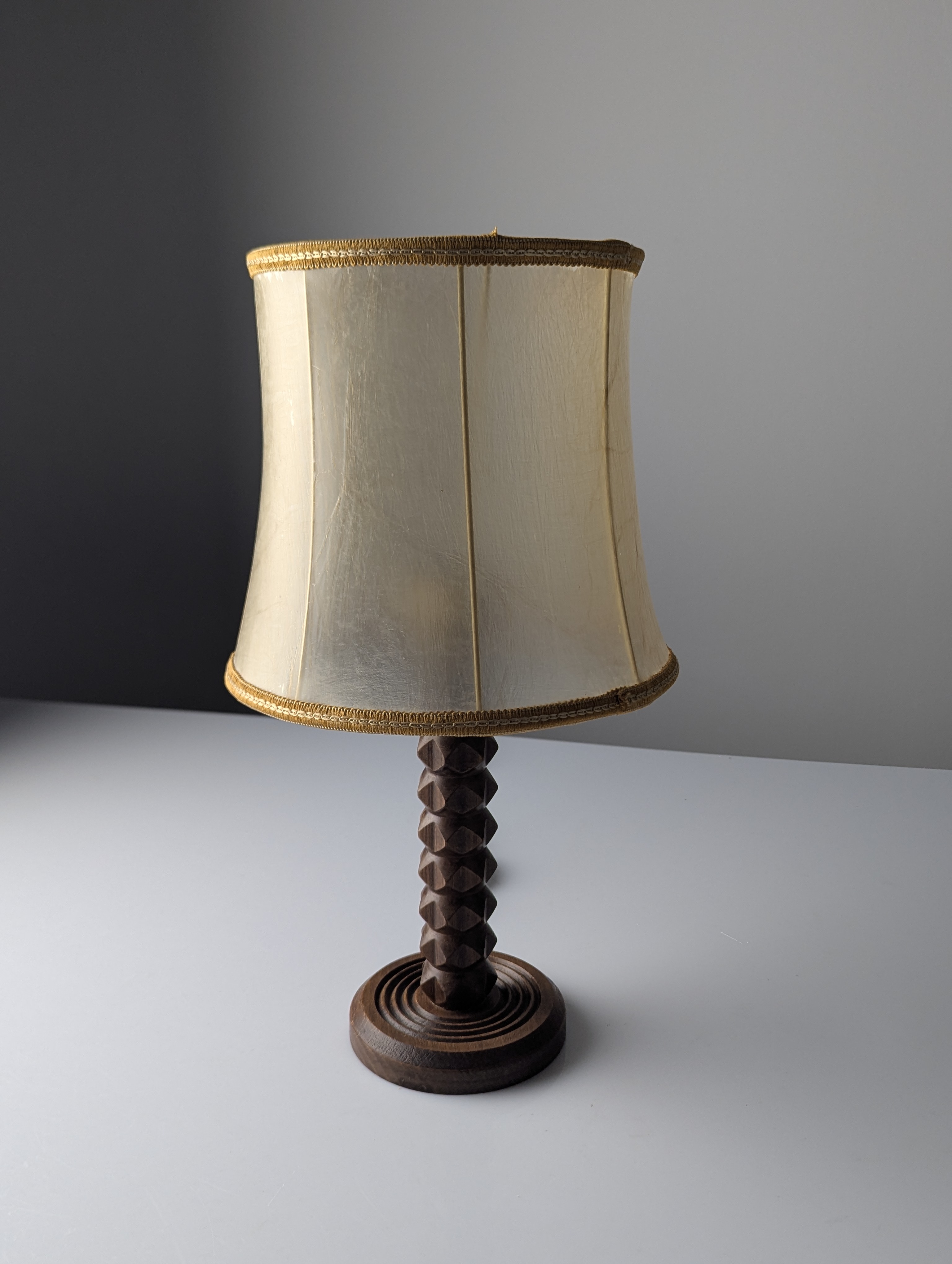 Lámpara de Mesa Charles Dudouyt de Roble con Pantalla de Pergamino, Francia, 1950s - Imagen 7
