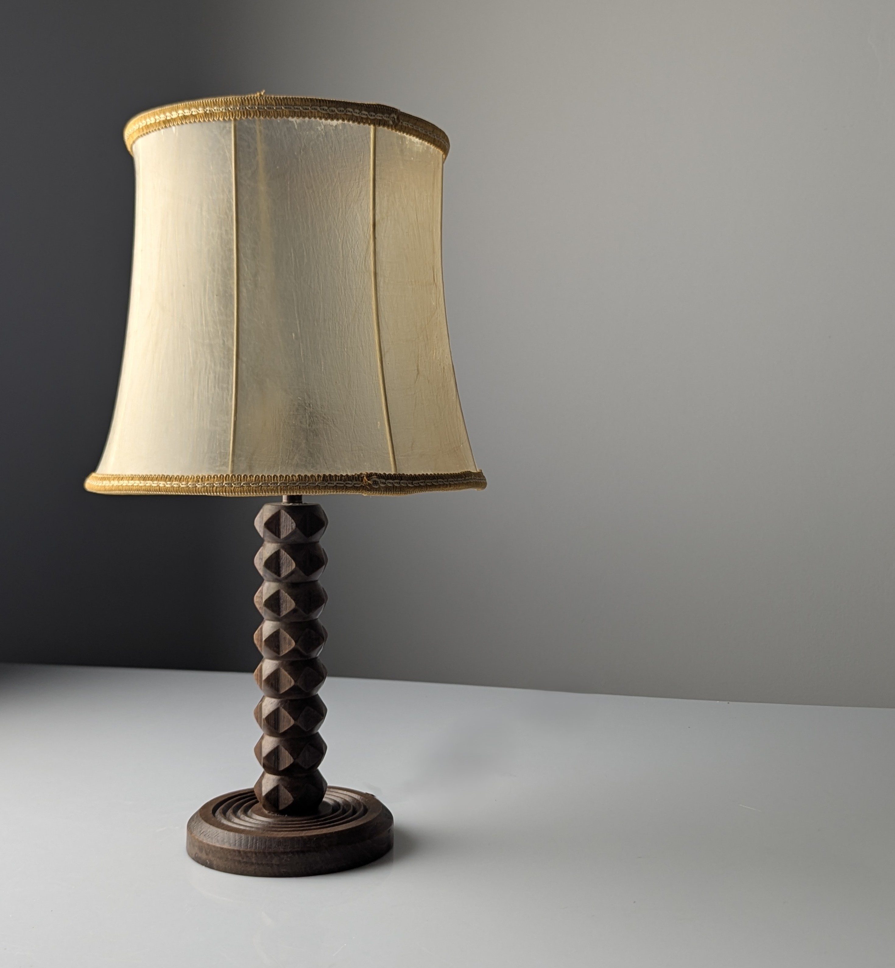 Lámpara de Mesa Charles Dudouyt de Roble con Pantalla de Pergamino, Francia, 1950s