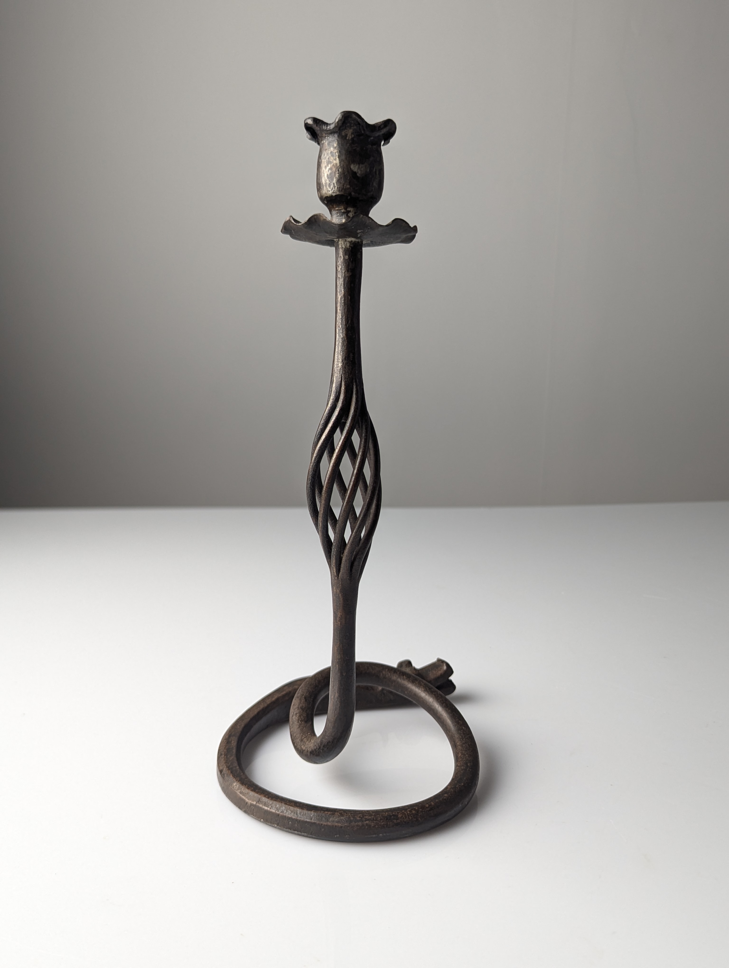 Candelabro de Hierro Forjado Atribuido a Samuel Yellin con motivo de Dragón, Siglo XX - Imagen 6