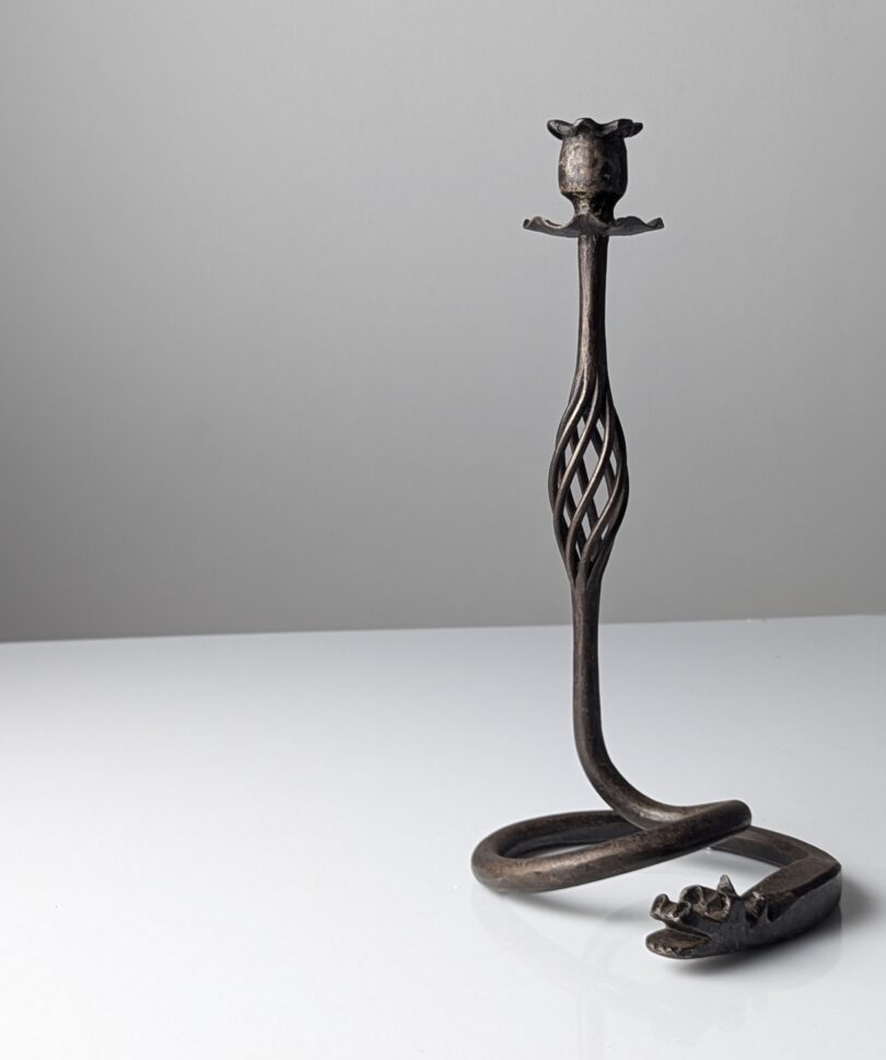 Candelabro de Hierro Forjado Atribuido a Samuel Yellin con motivo de Dragón, Siglo XX