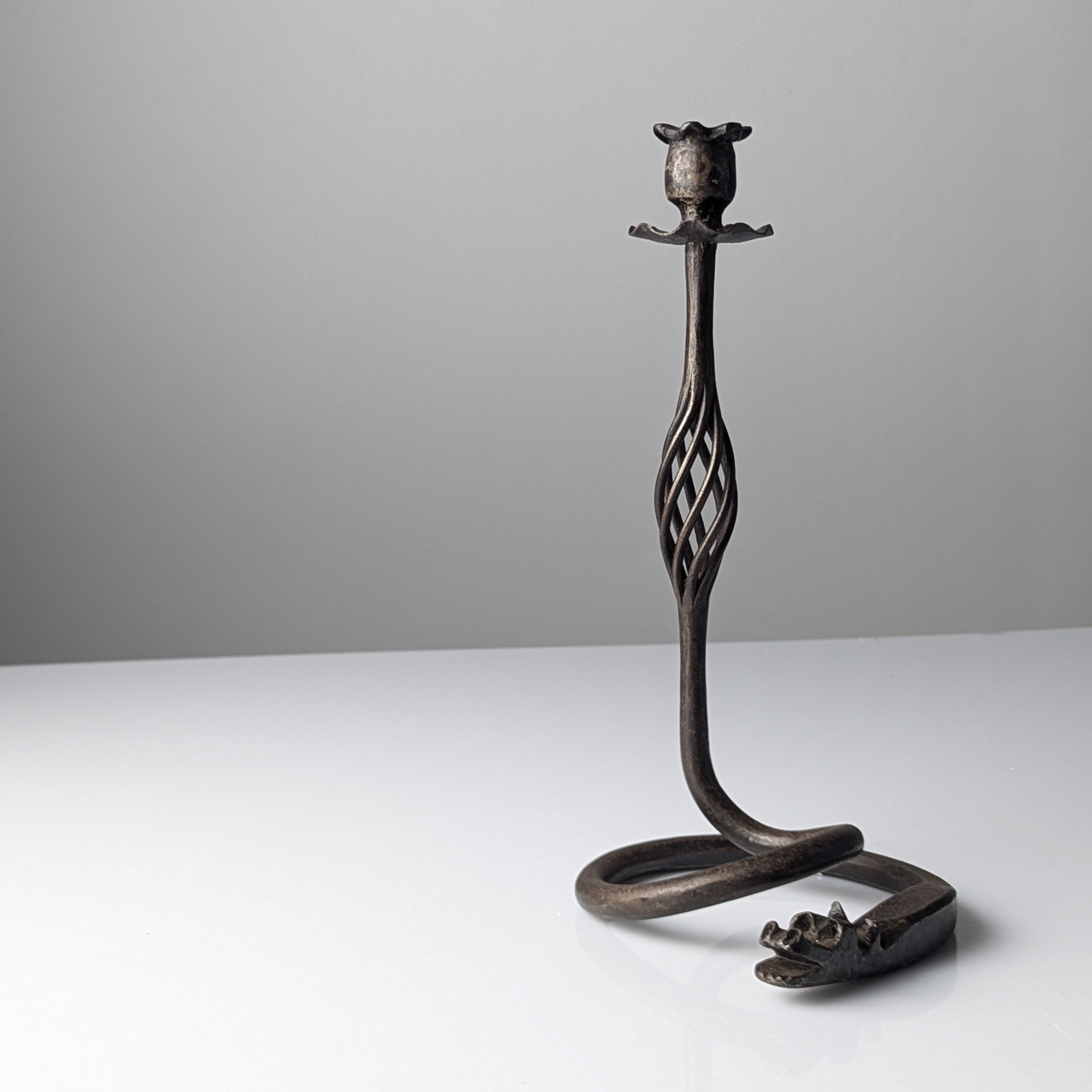 Candelabro de Hierro Forjado Atribuido a Samuel Yellin con motivo de Dragón, Siglo XX
