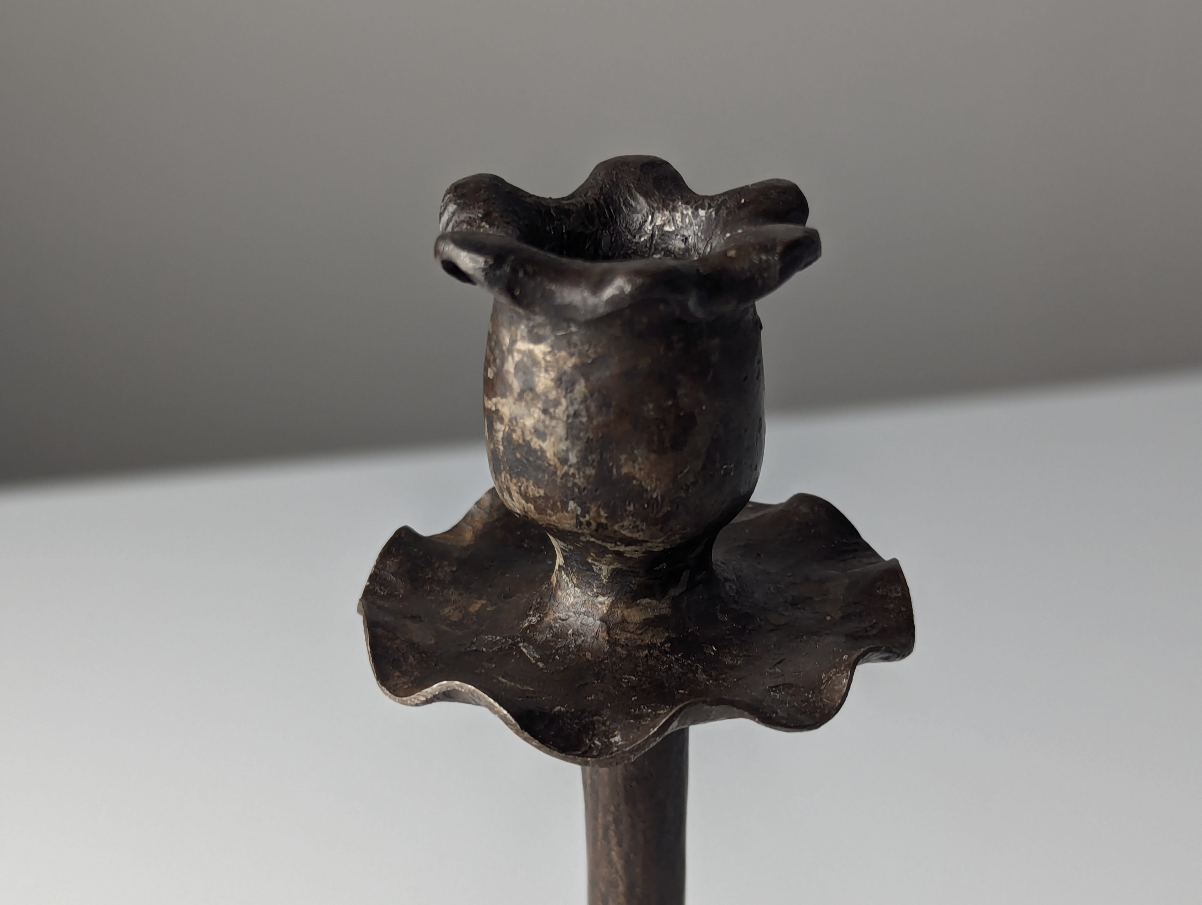 Candelabro de Hierro Forjado Atribuido a Samuel Yellin con motivo de Dragón, Siglo XX - Imagen 10