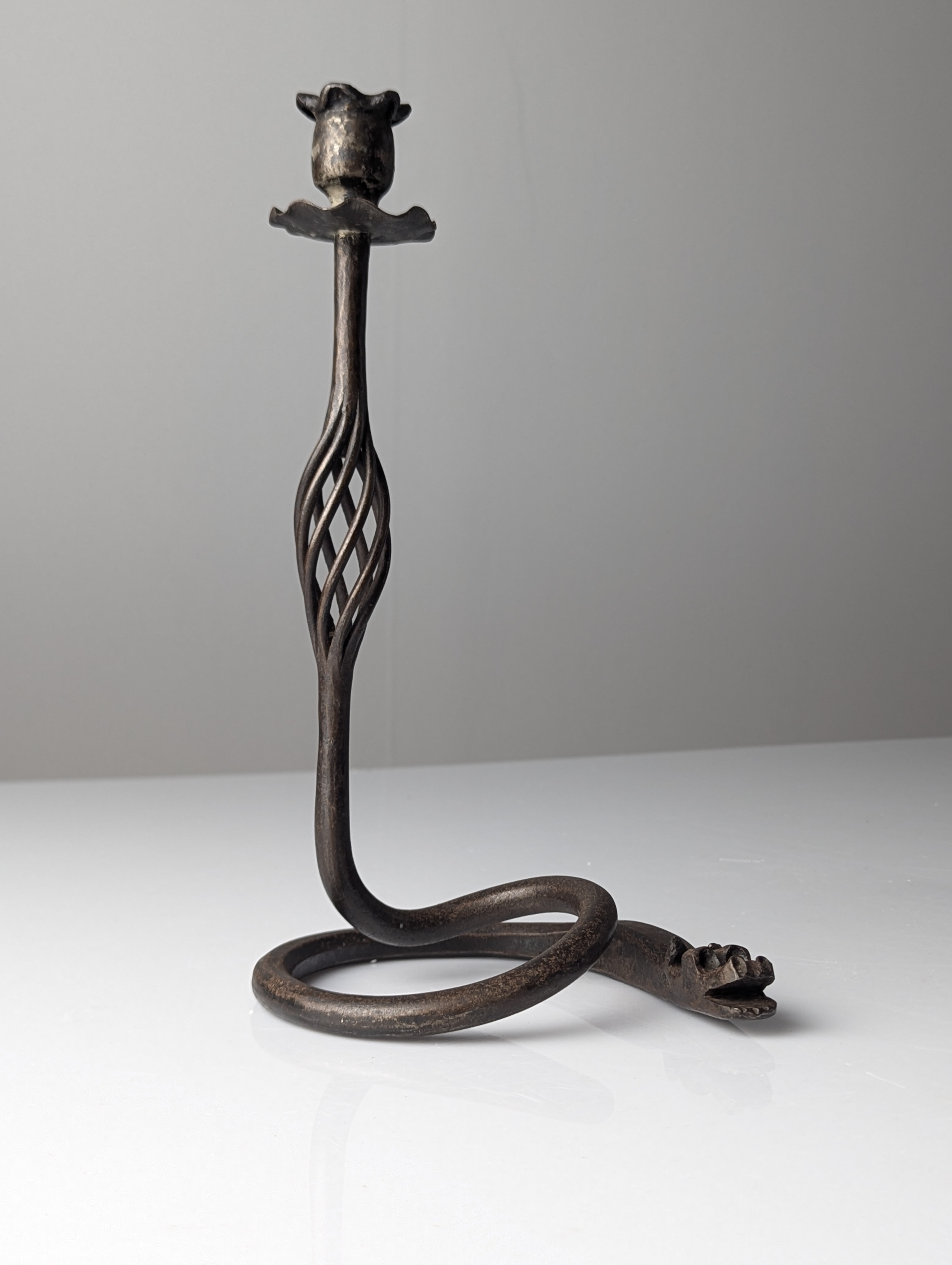 Candelabro de Hierro Forjado Atribuido a Samuel Yellin con motivo de Dragón, Siglo XX - Imagen 5