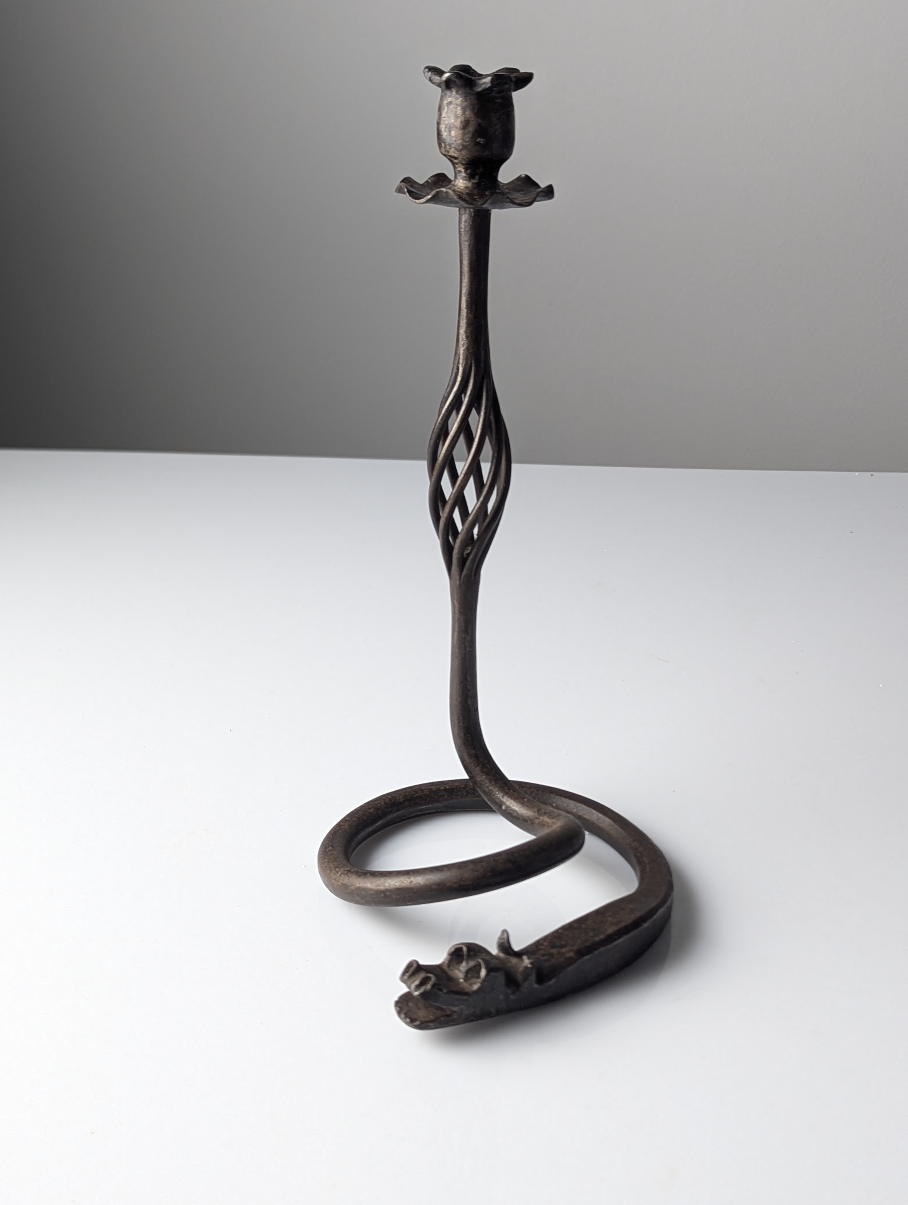 Candelabro de Hierro Forjado Atribuido a Samuel Yellin con motivo de Dragón, Siglo XX - Imagen 9