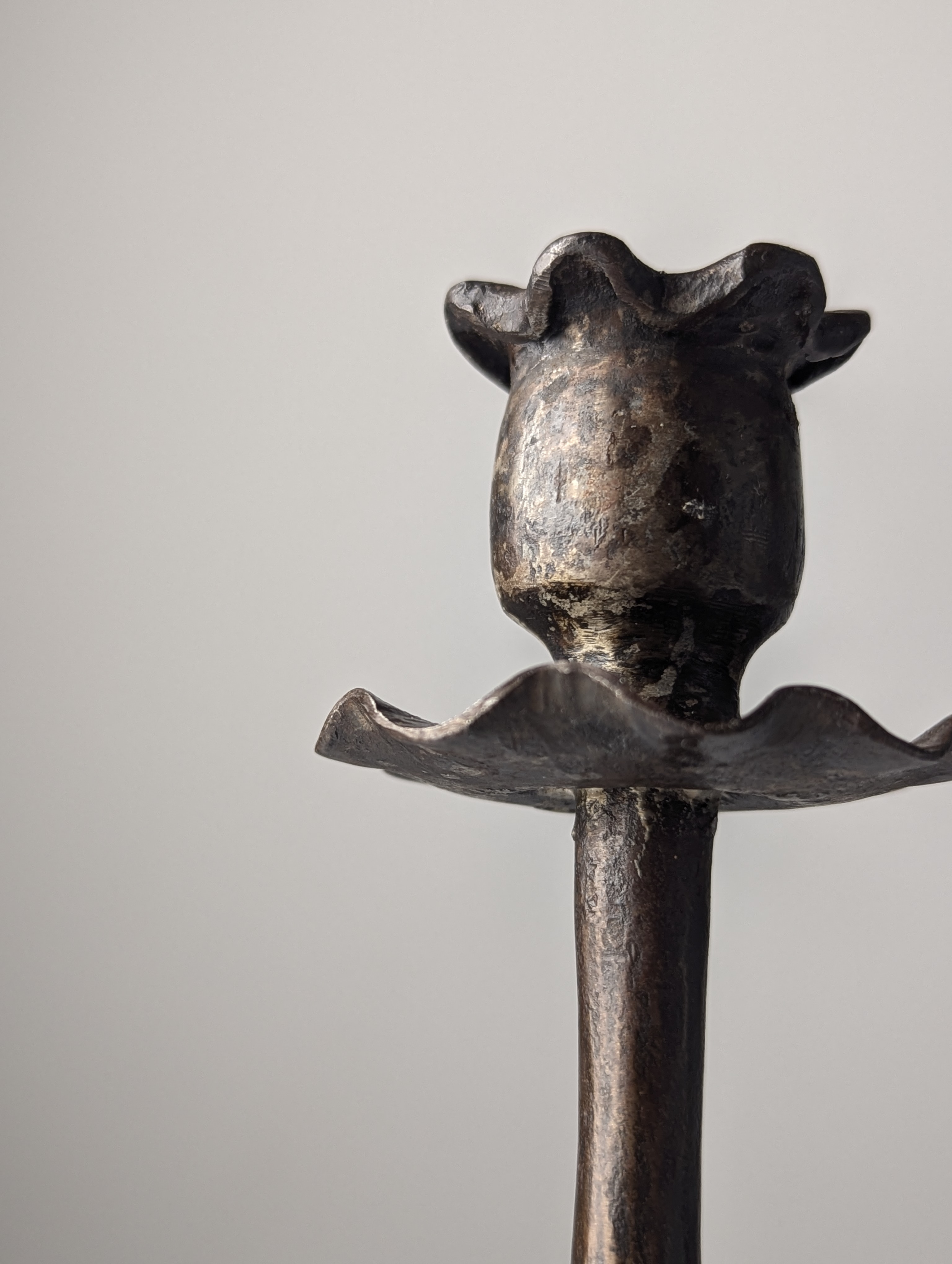 Candelabro de Hierro Forjado Atribuido a Samuel Yellin con motivo de Dragón, Siglo XX - Imagen 4