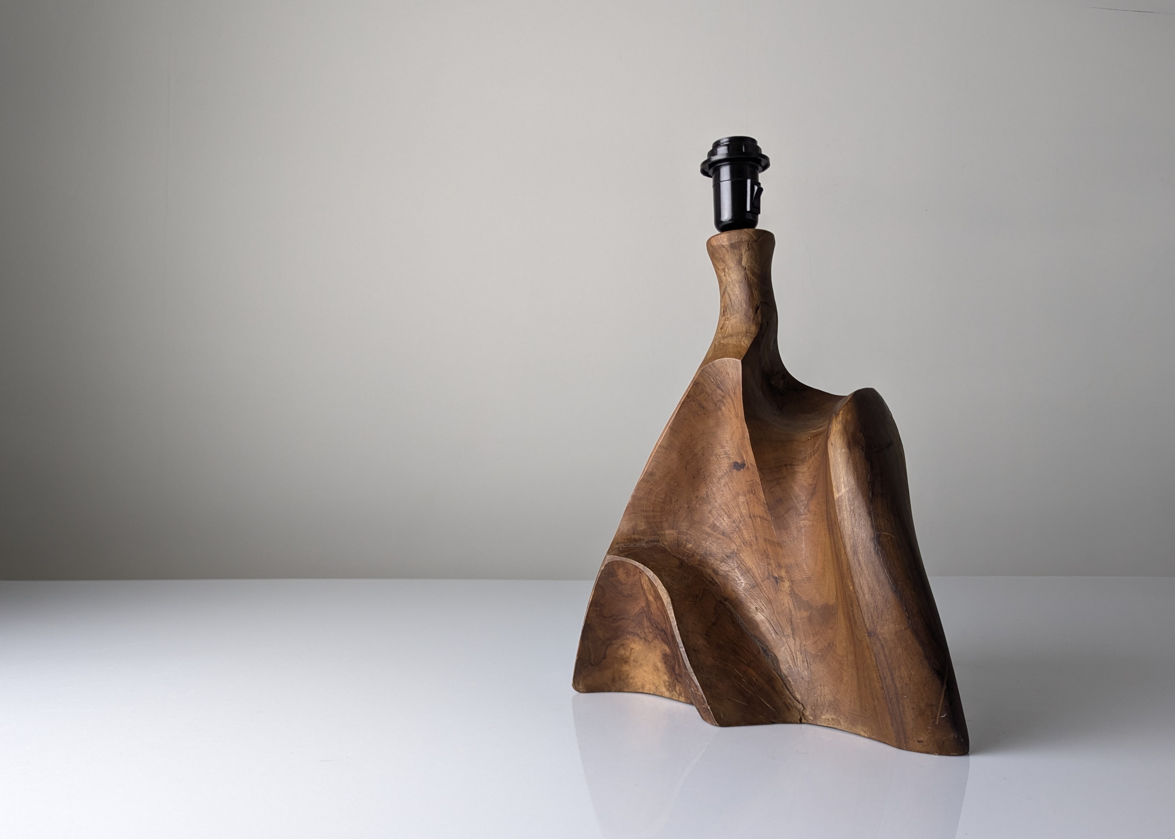 Lámpara de Mesa Escultural en Madera de Olivo Tallada Organic Modern 1970s - Imagen 6