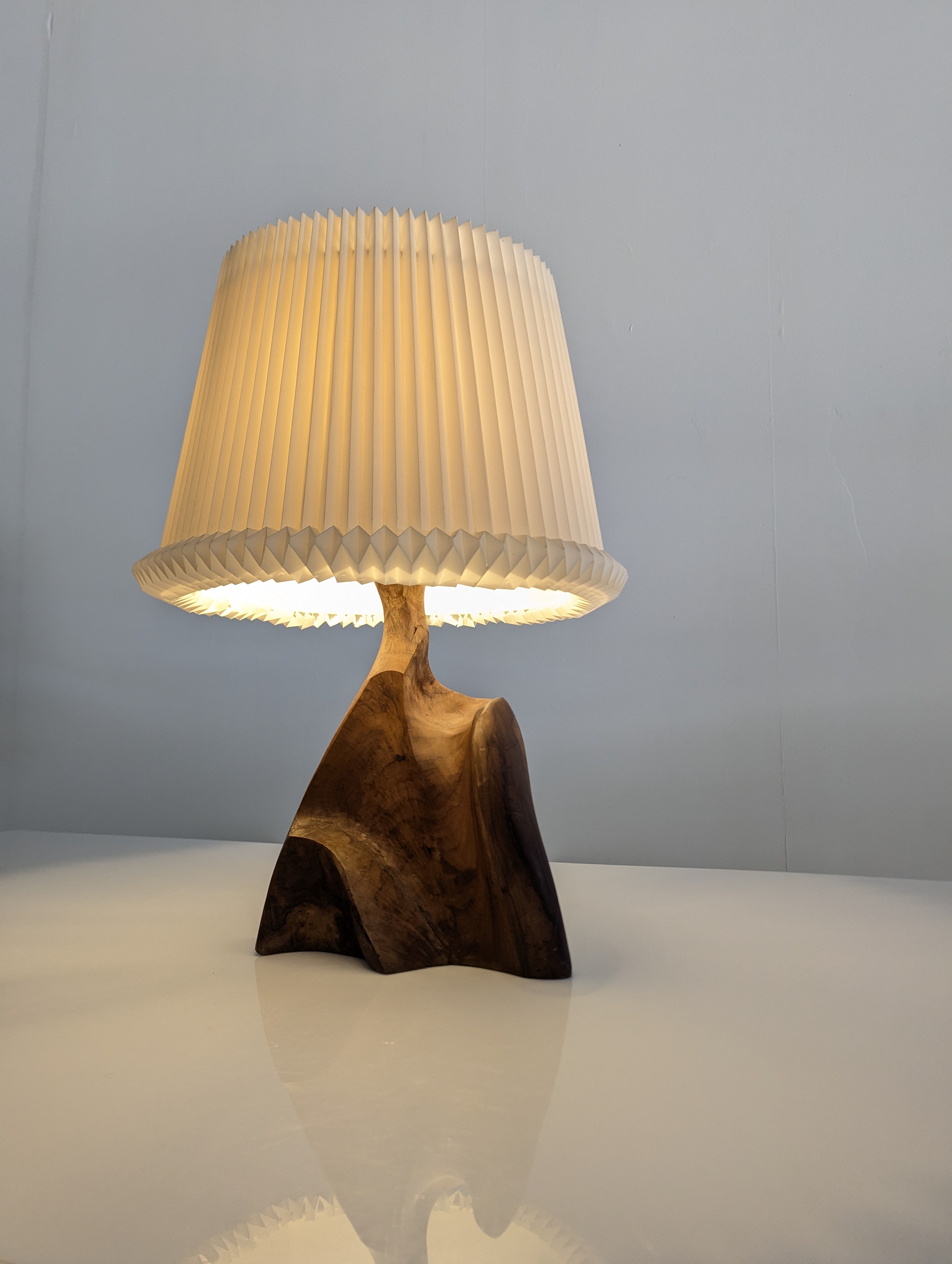 Lámpara de Mesa Escultural en Madera de Olivo Tallada Organic Modern 1970s - Imagen 2