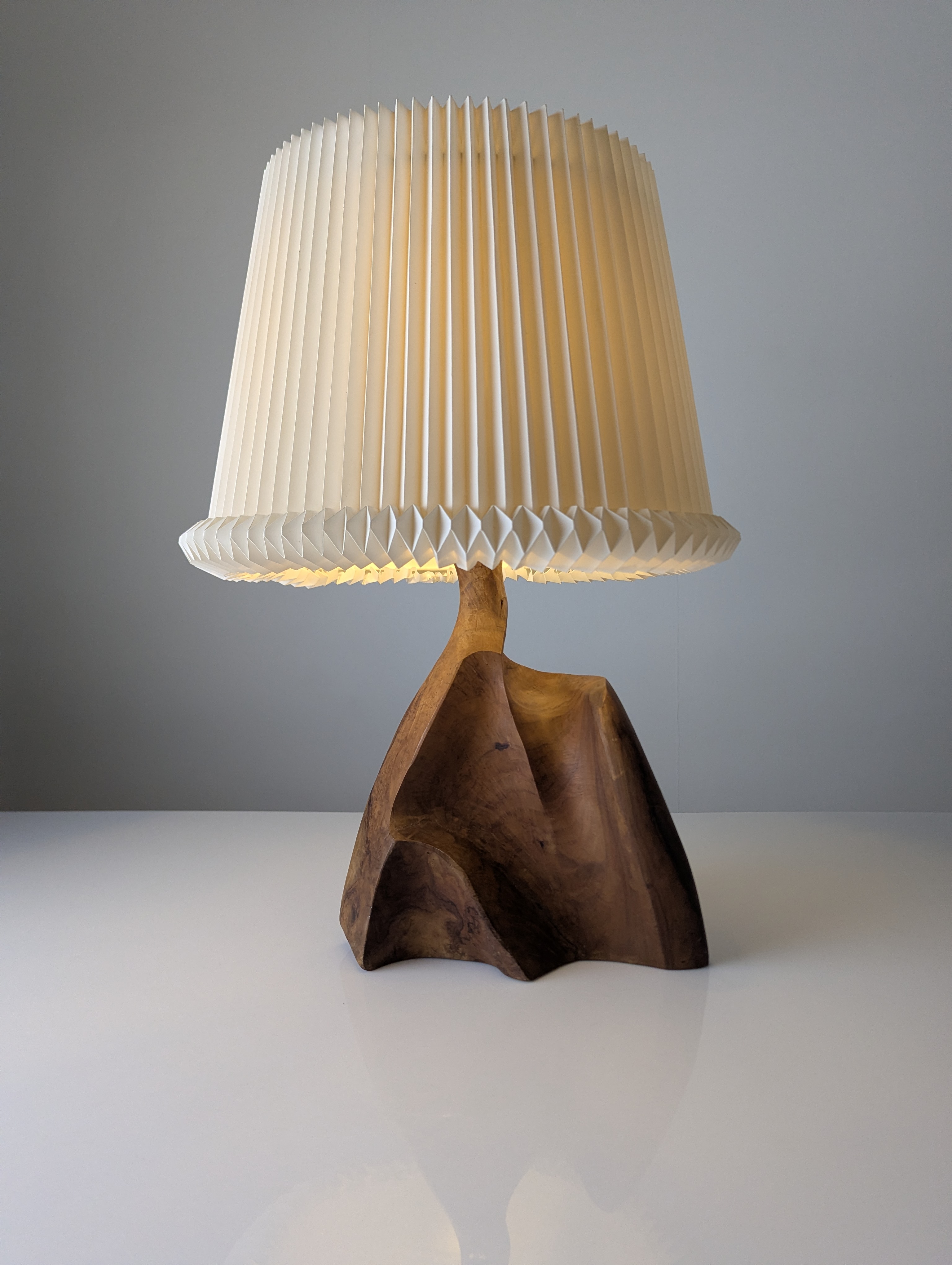 Lámpara de Mesa Escultural en Madera de Olivo Tallada Organic Modern 1970s - Imagen 12