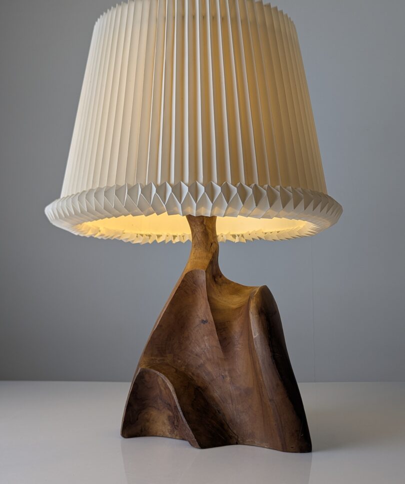 Lámpara de Mesa Escultural en Madera de Olivo Tallada Organic Modern 1970s