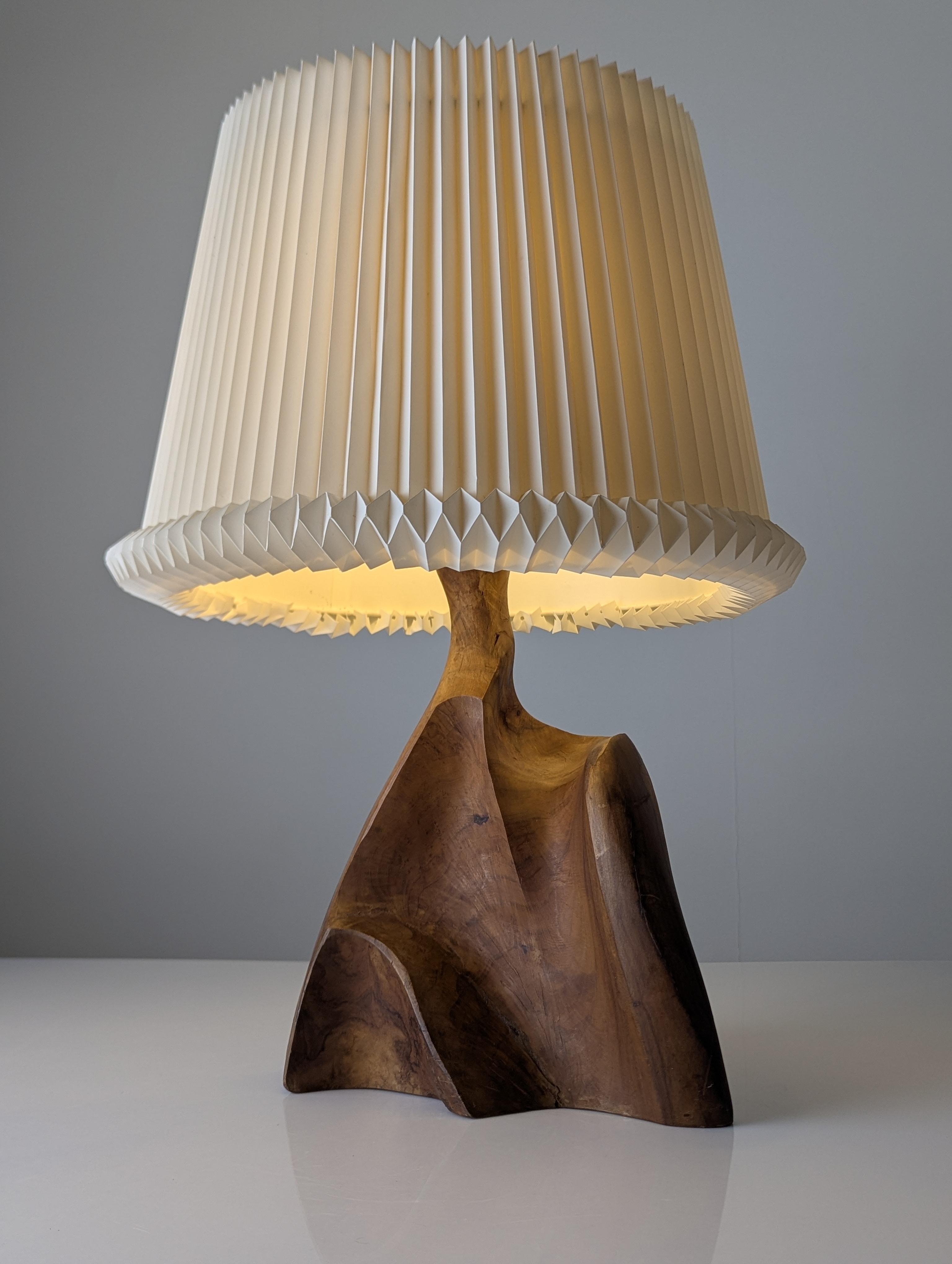 Lámpara de Mesa Escultural en Madera de Olivo Tallada Organic Modern 1970s