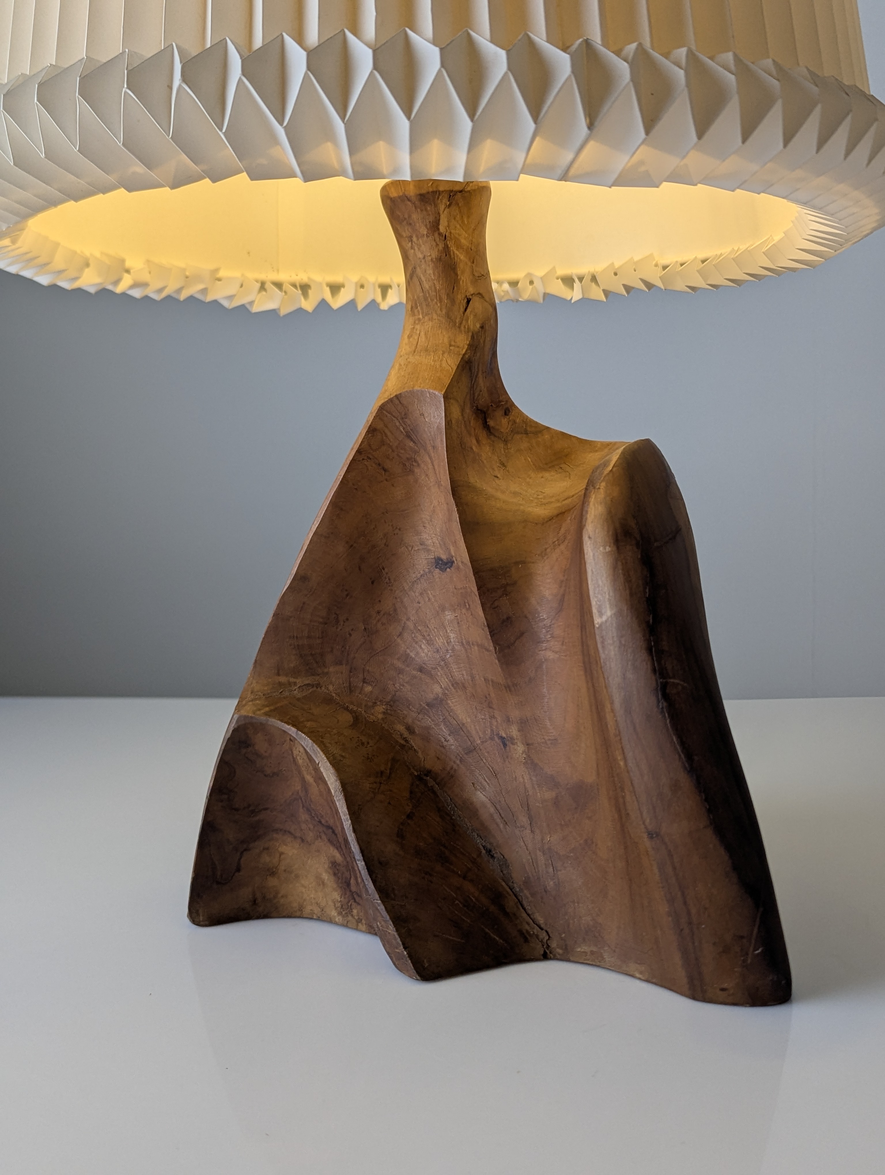 Lámpara de Mesa Escultural en Madera de Olivo Tallada Organic Modern 1970s - Imagen 11