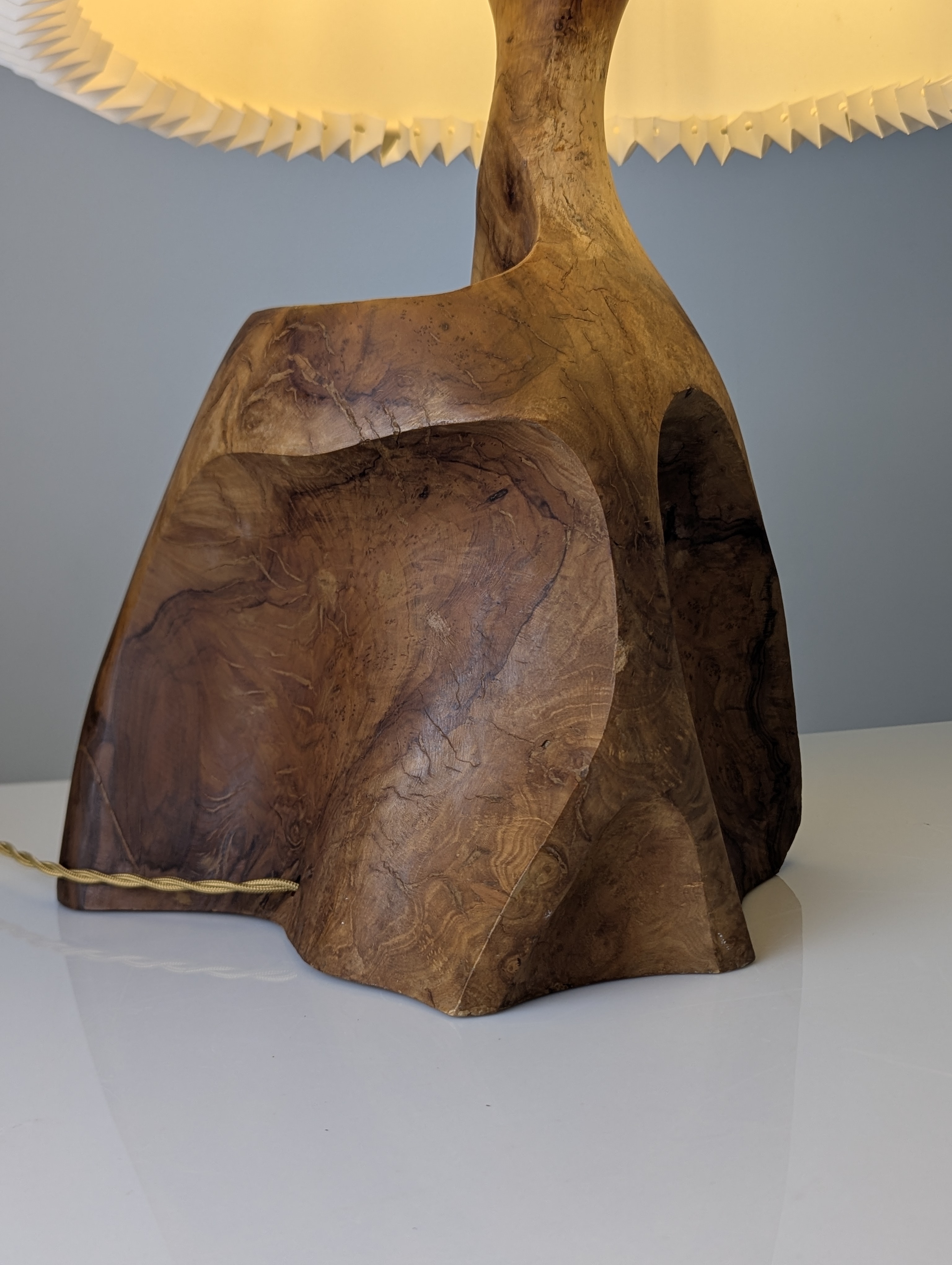Lámpara de Mesa Escultural en Madera de Olivo Tallada Organic Modern 1970s - Imagen 3
