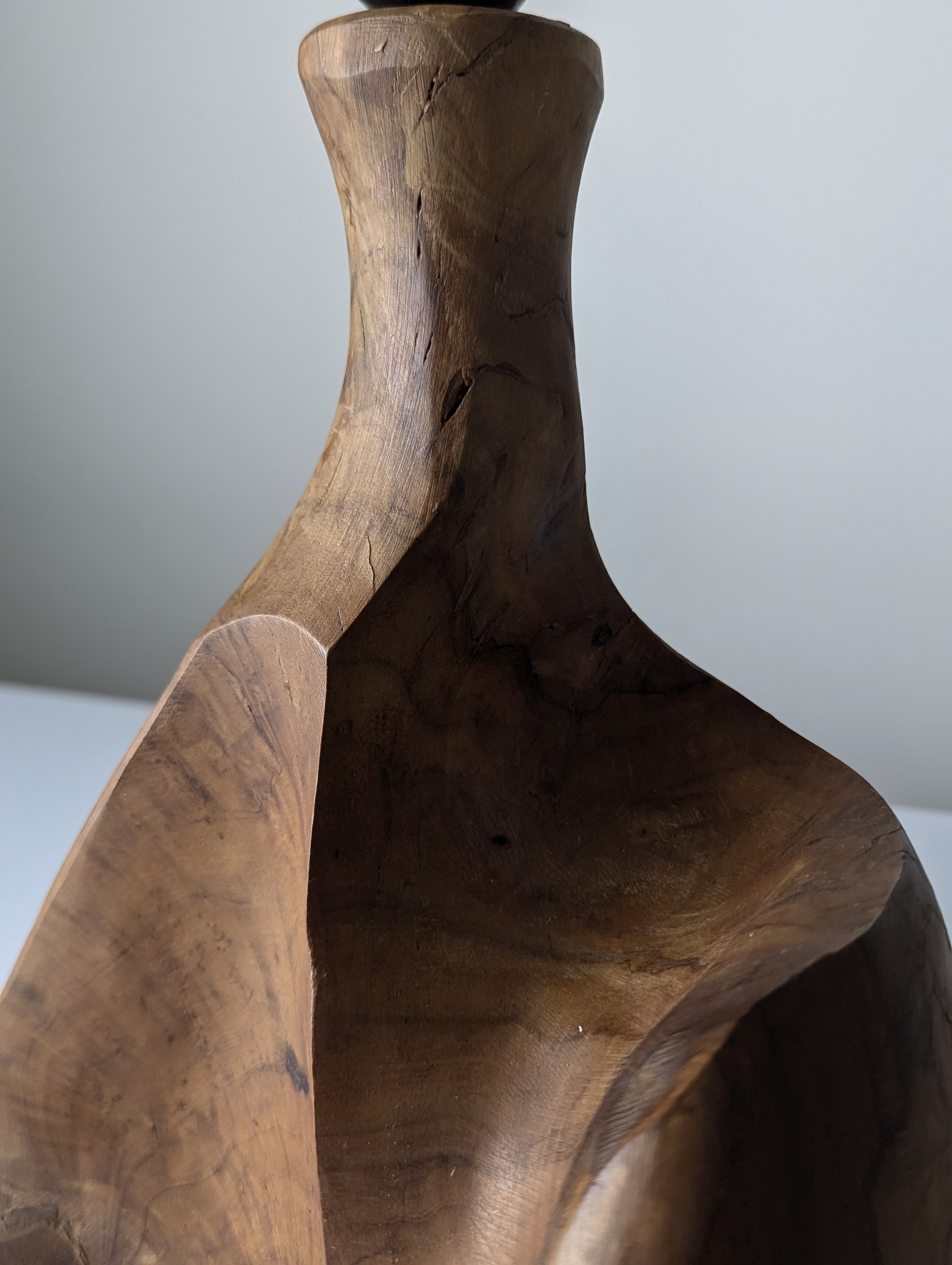 Lámpara de Mesa Escultural en Madera de Olivo Tallada Organic Modern 1970s - Imagen 17