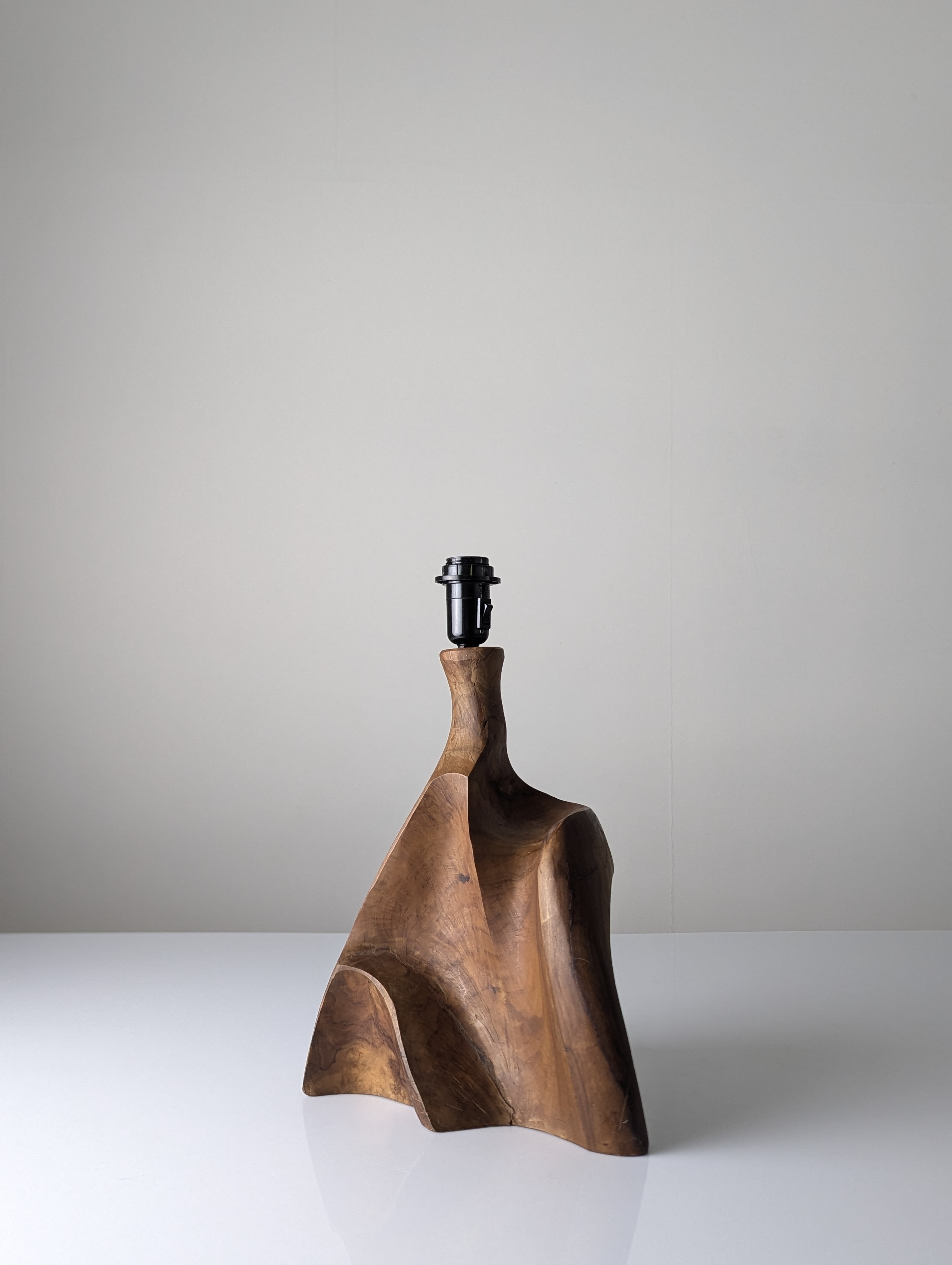 Lámpara de Mesa Escultural en Madera de Olivo Tallada Organic Modern 1970s - Imagen 15