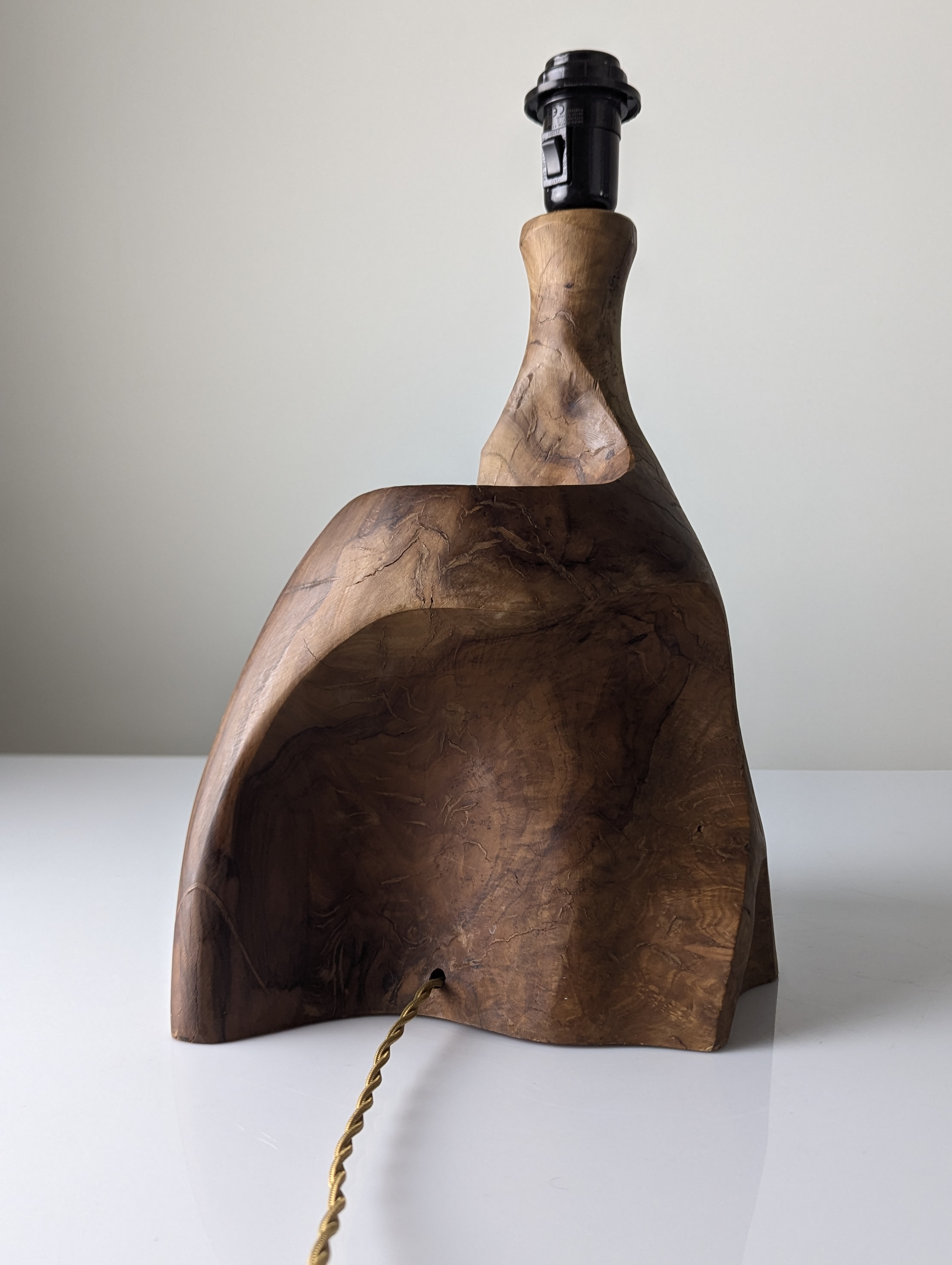 Lámpara de Mesa Escultural en Madera de Olivo Tallada Organic Modern 1970s - Imagen 14