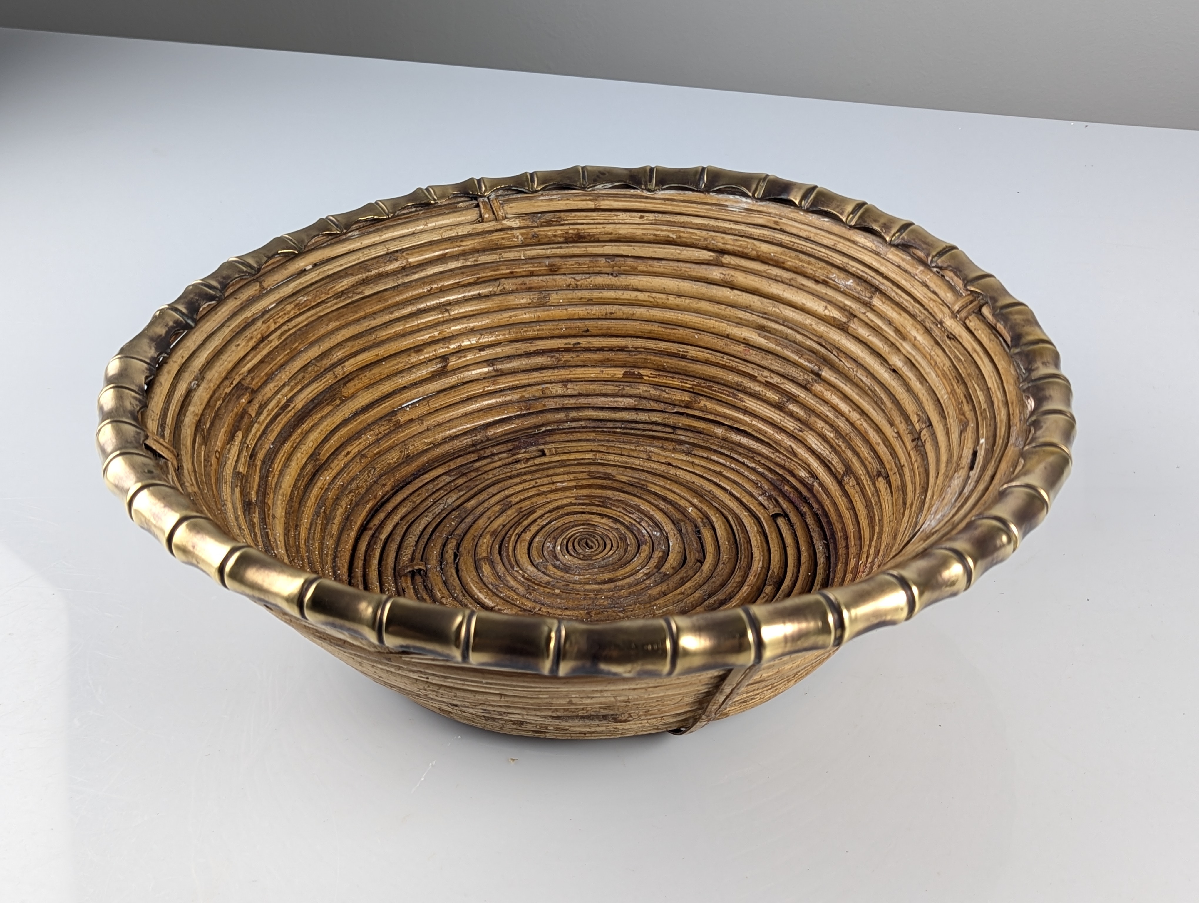 Centro de Mesa de Rattan y Latón, Italia, 1970s - Imagen 2