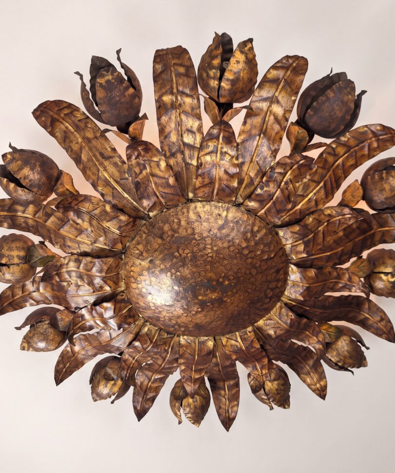 Gran Lámpara de Techo Mid-Century en Forma de Sol, Metal Dorado con Motivo Floral, Años 50