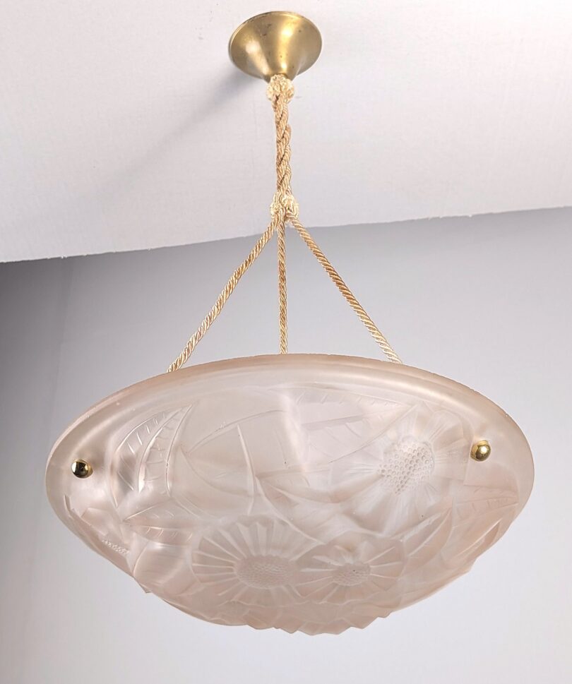 Lámpara Colgante Art Deco en Cristal Rosa de Degué con Motivo Floral, 1930s