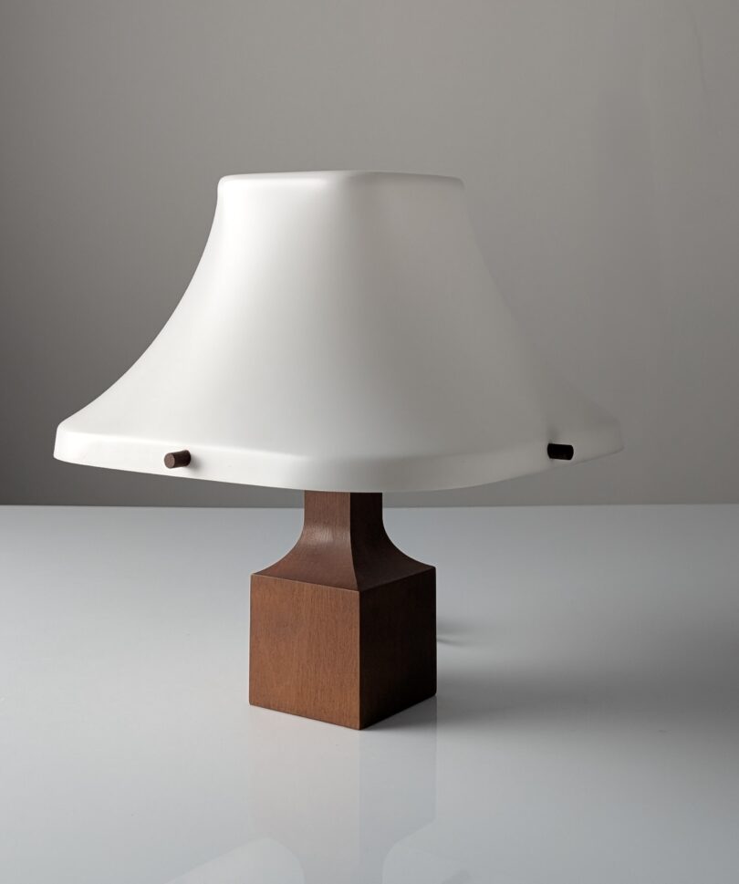 Lámpara de Mesa Danesa de Teca con Pantalla Acampanada de Metacrilato 1960s