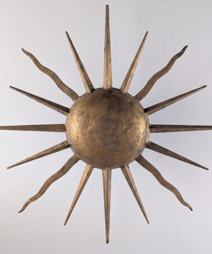 Lámpara de Techo Sol Dorada Mid-Century con Rayos Curvos, 1960s