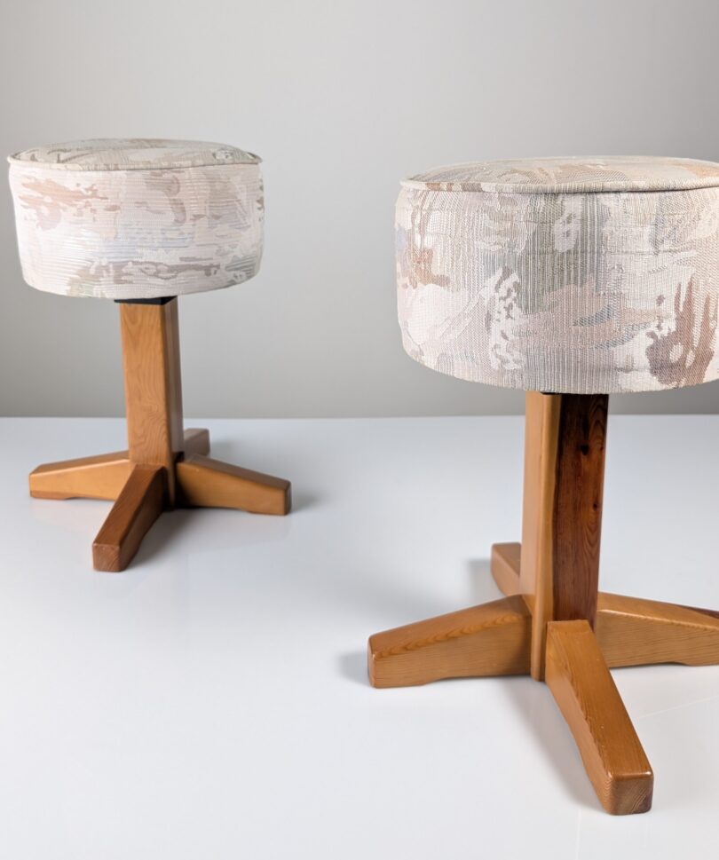 Par de Taburetes Escandinavos de Pino y Tela, 1980s