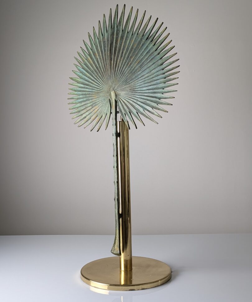 Lámpara de mesa monumental Valenti con hoja de palmera en abanico en bronce y latón 1970s
