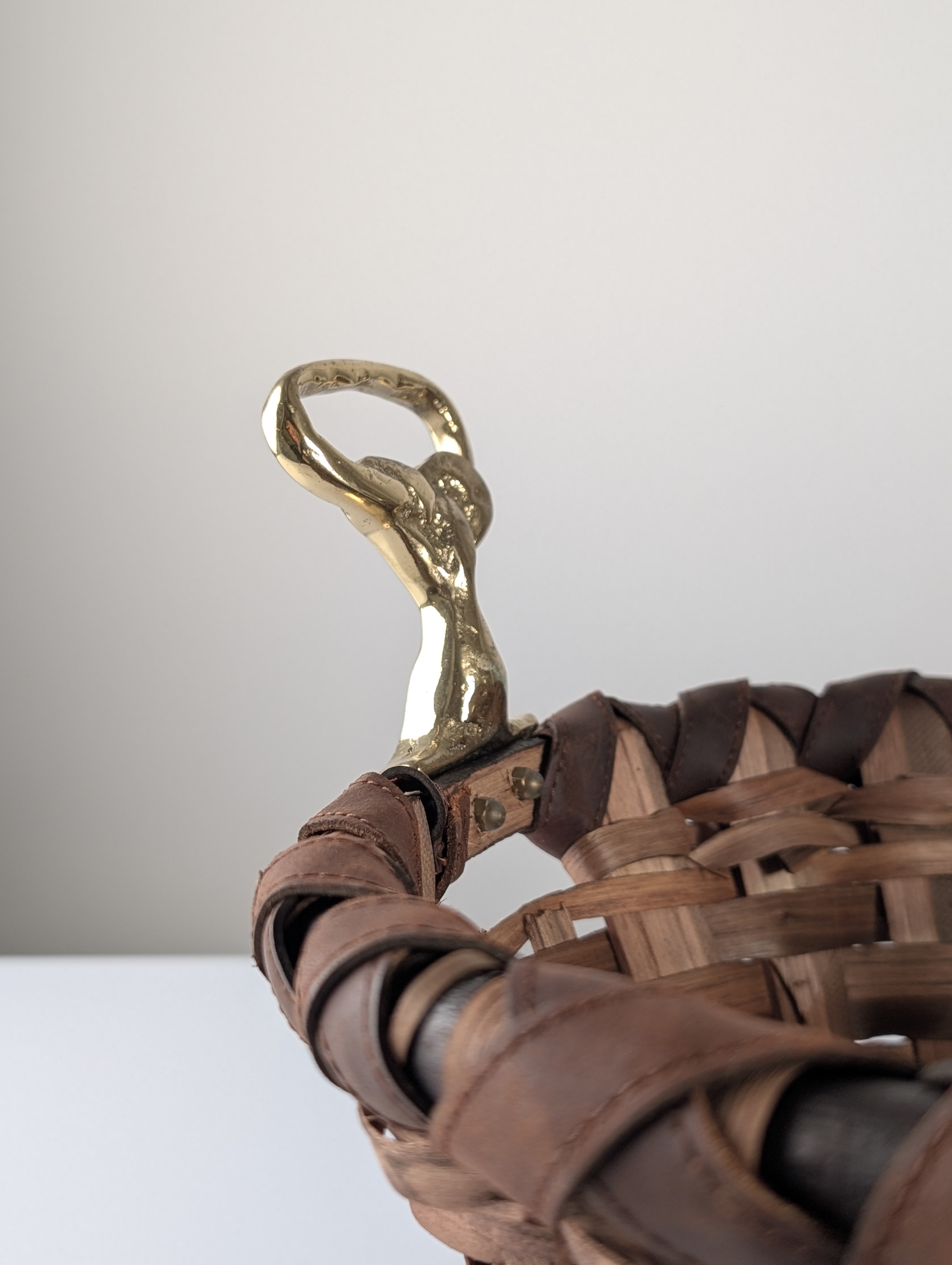 David Marshall Brutalist Splint Wood and Cast Brass Basket, 1970s - Imagen 3