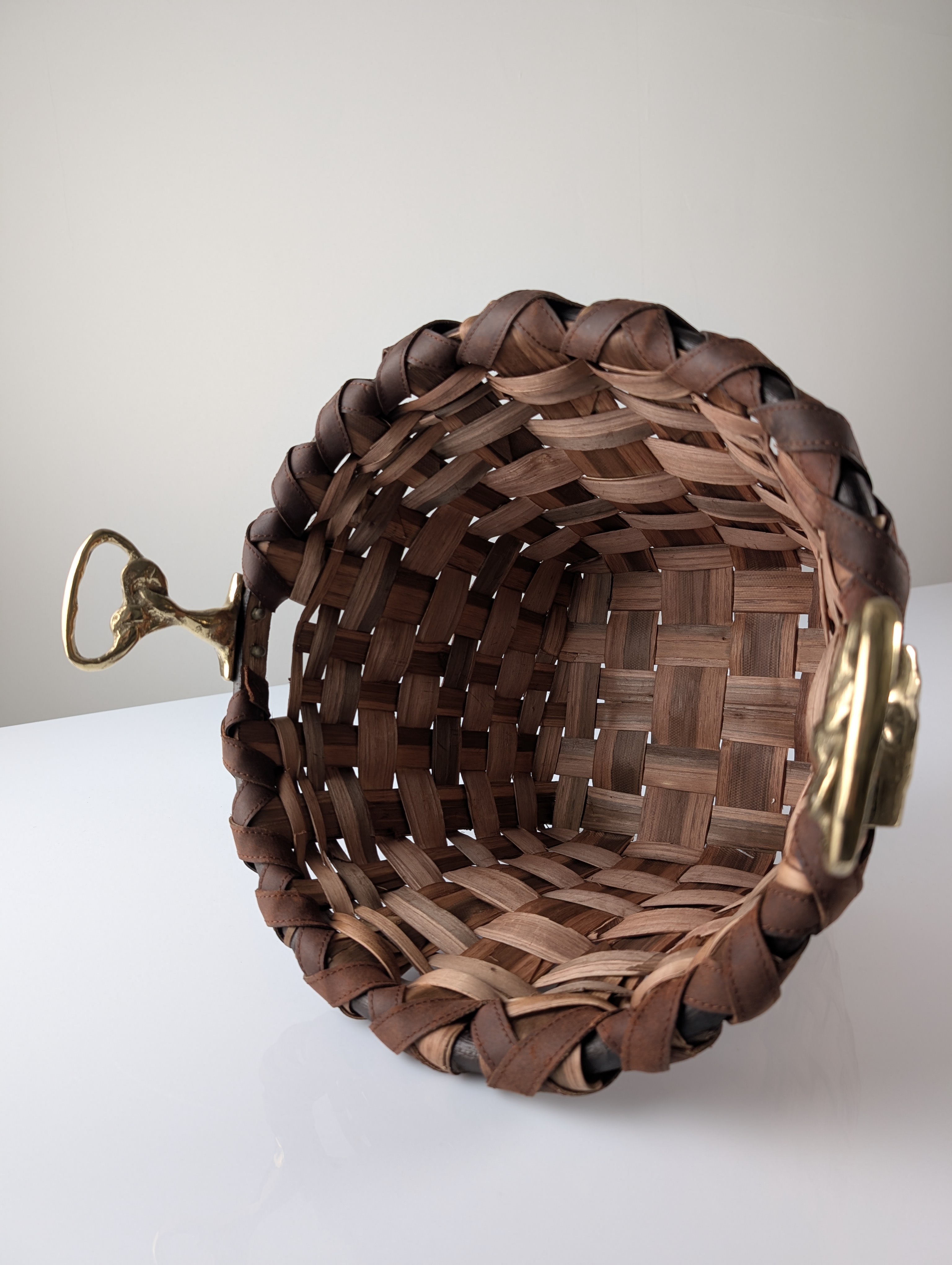 David Marshall Brutalist Splint Wood and Cast Brass Basket, 1970s - Imagen 9