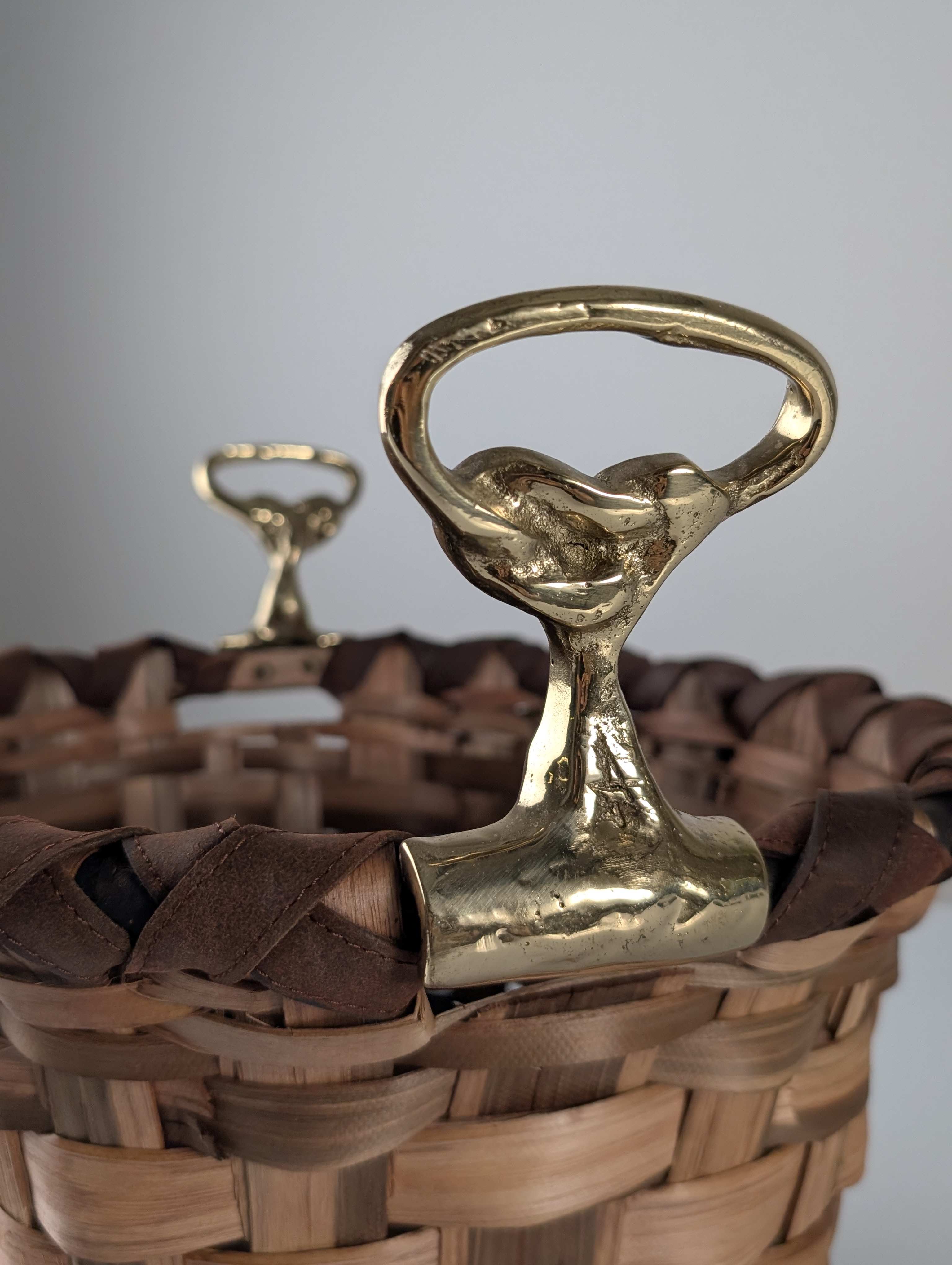 David Marshall Brutalist Splint Wood and Cast Brass Basket, 1970s - Imagen 7