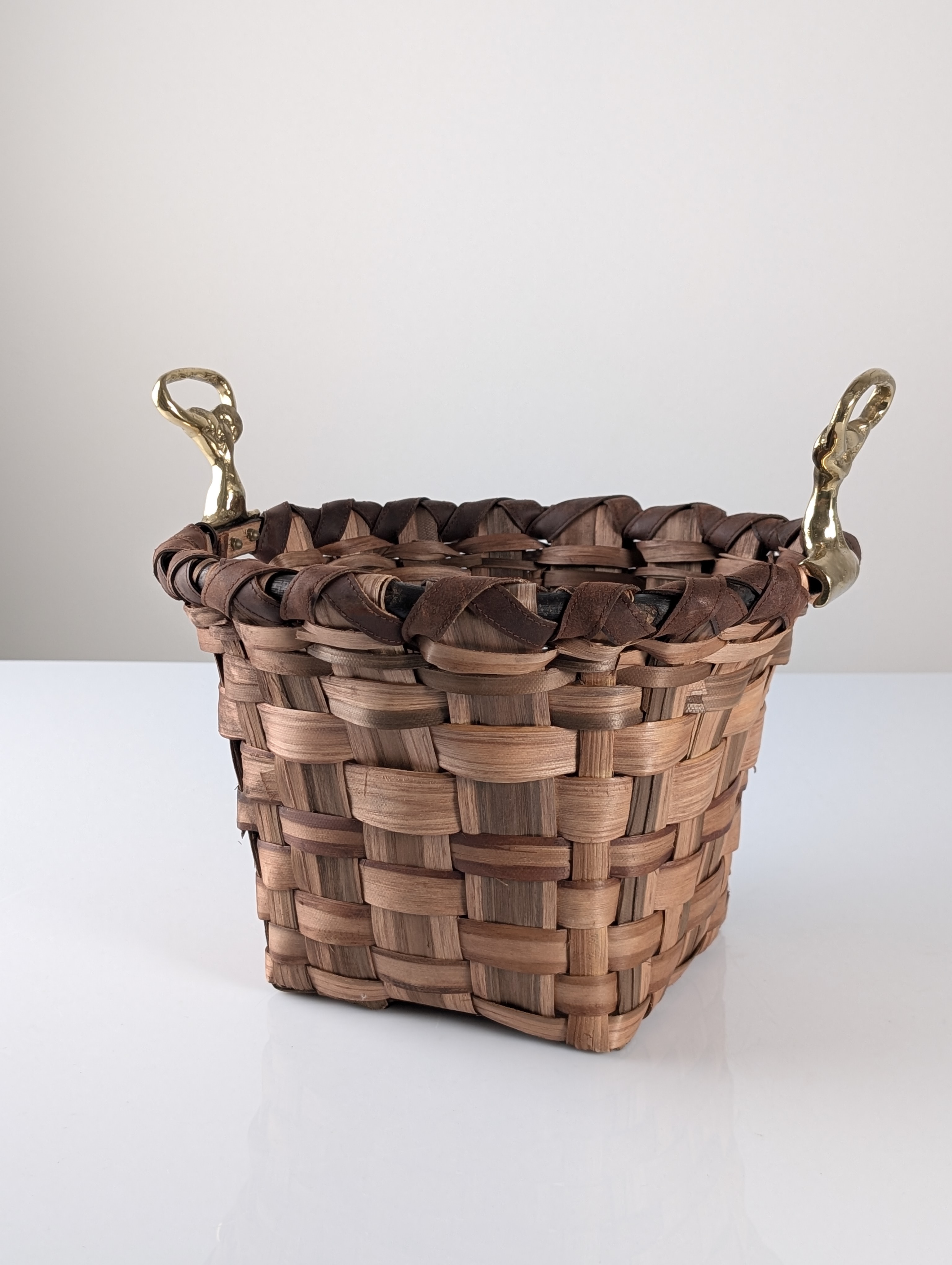 David Marshall Brutalist Splint Wood and Cast Brass Basket, 1970s - Imagen 4