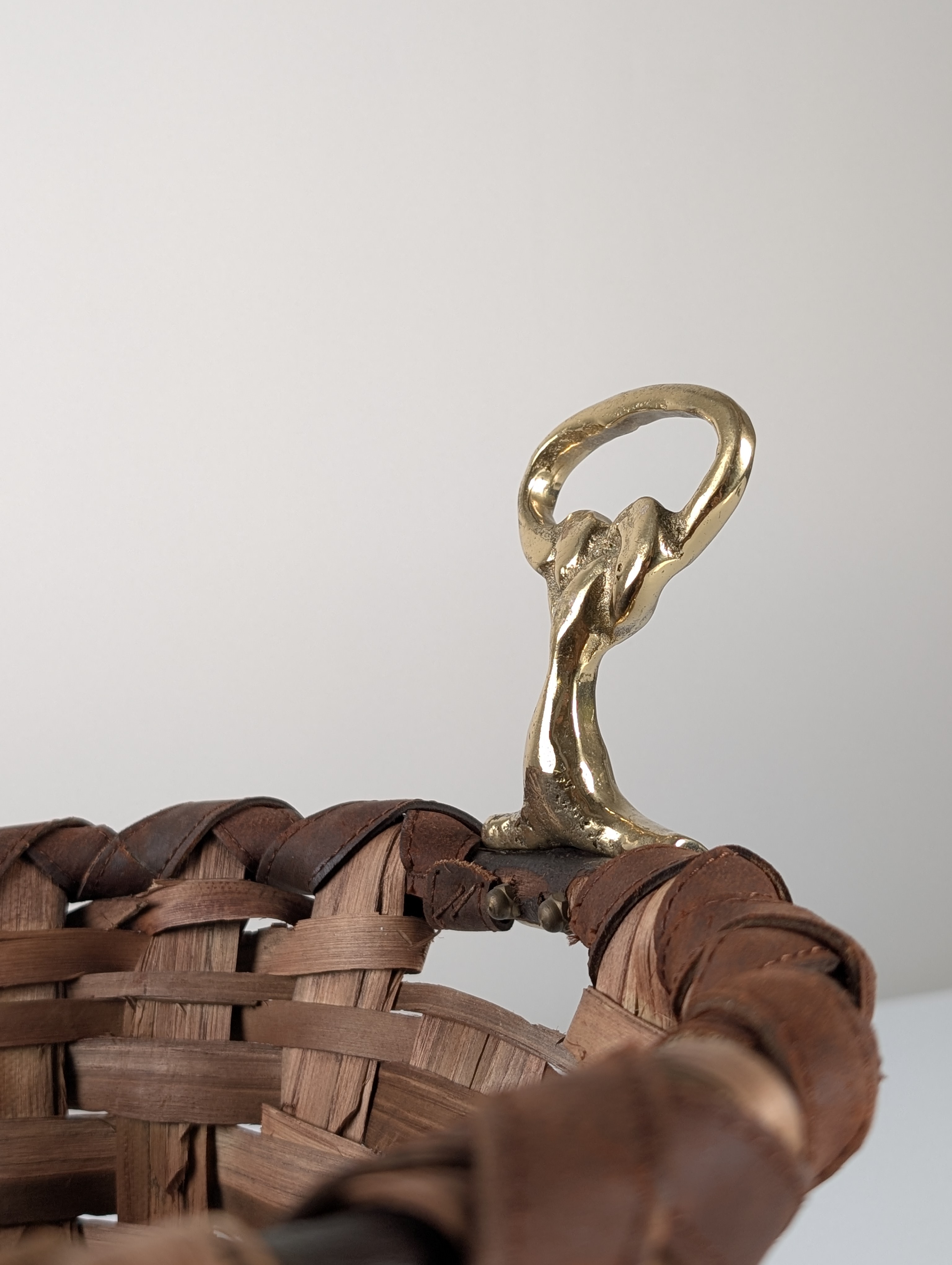 David Marshall Brutalist Splint Wood and Cast Brass Basket, 1970s - Imagen 2