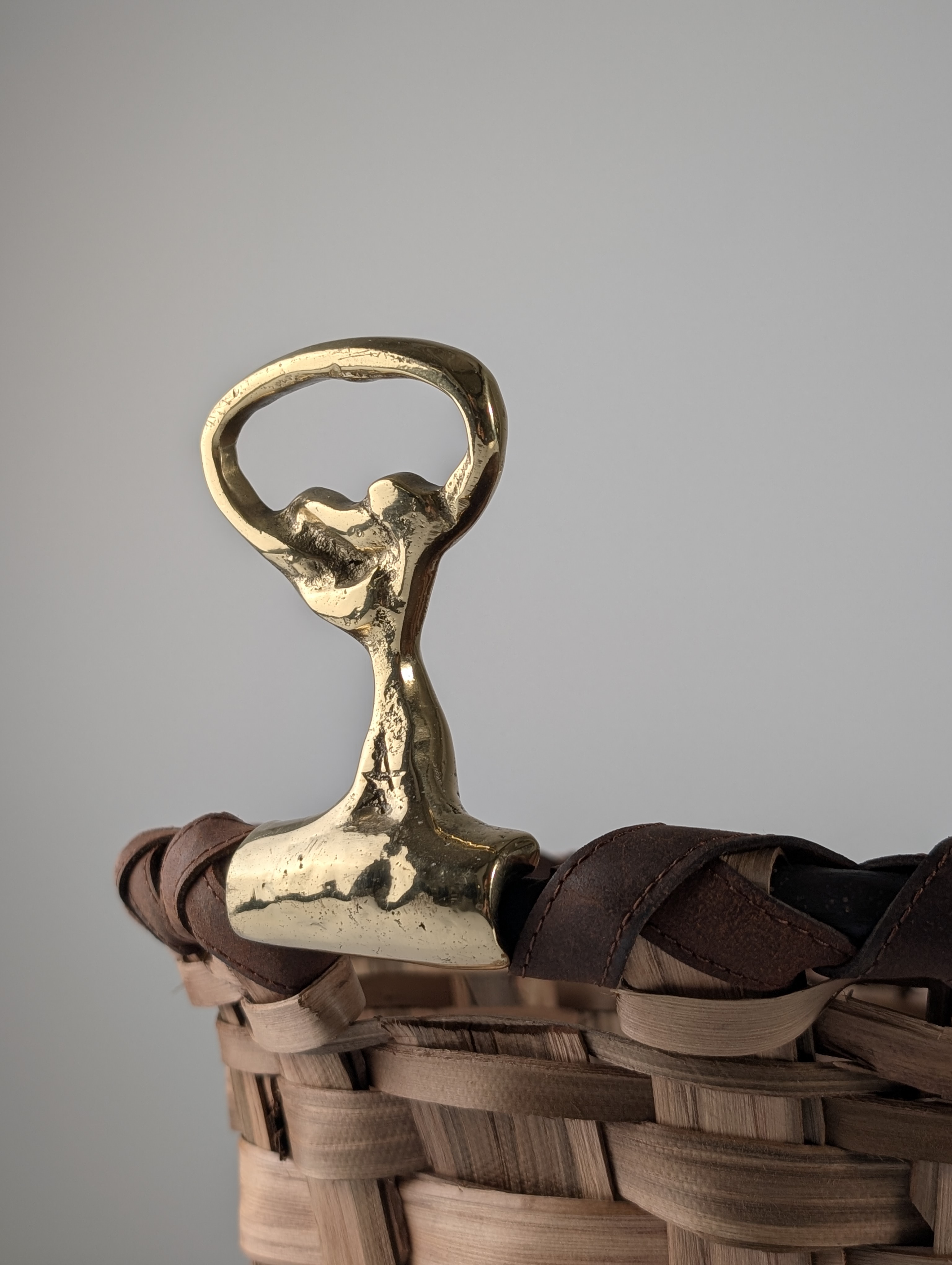 David Marshall Brutalist Splint Wood and Cast Brass Basket, 1970s - Imagen 15