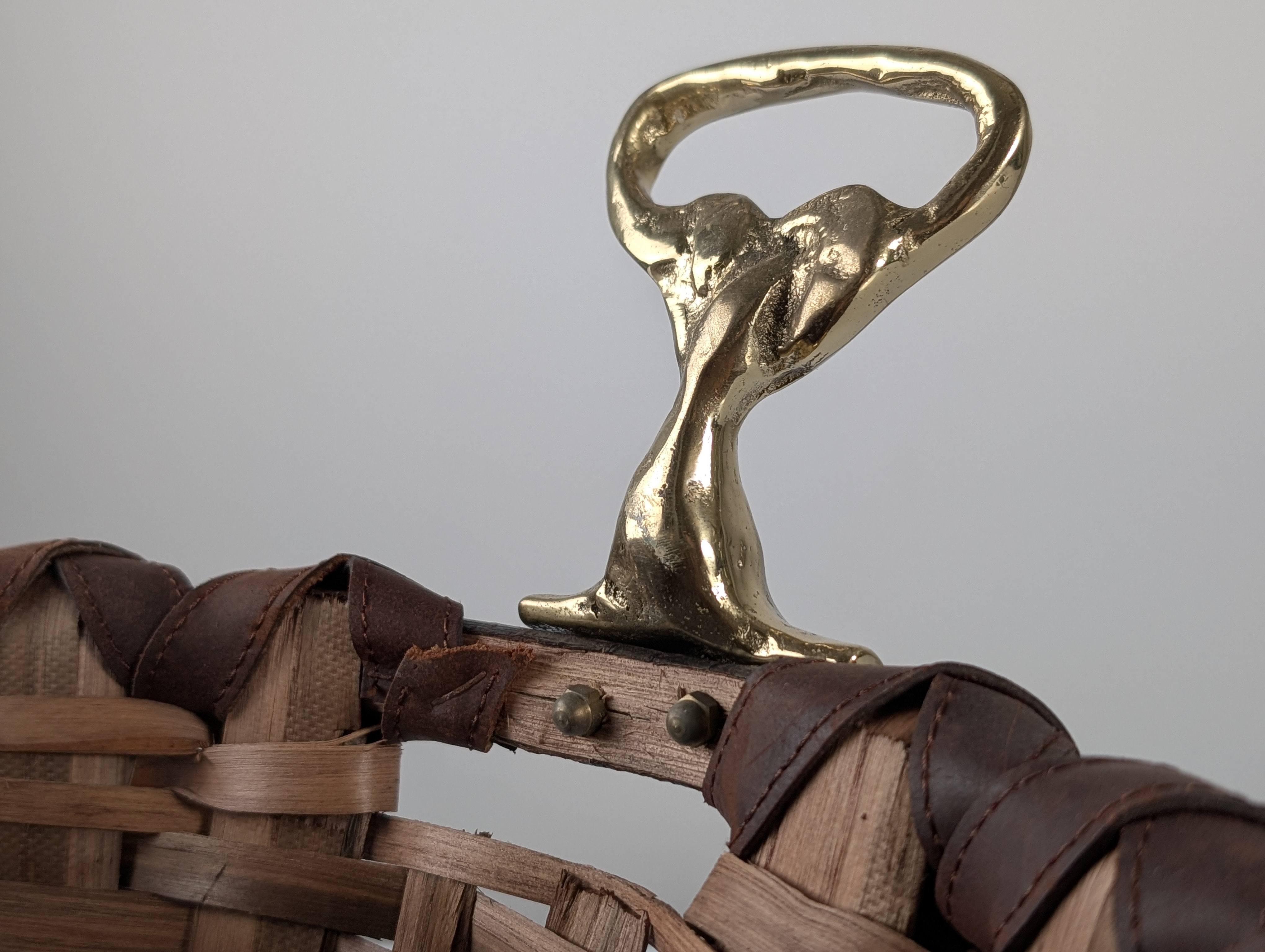 David Marshall Brutalist Splint Wood and Cast Brass Basket, 1970s - Imagen 14