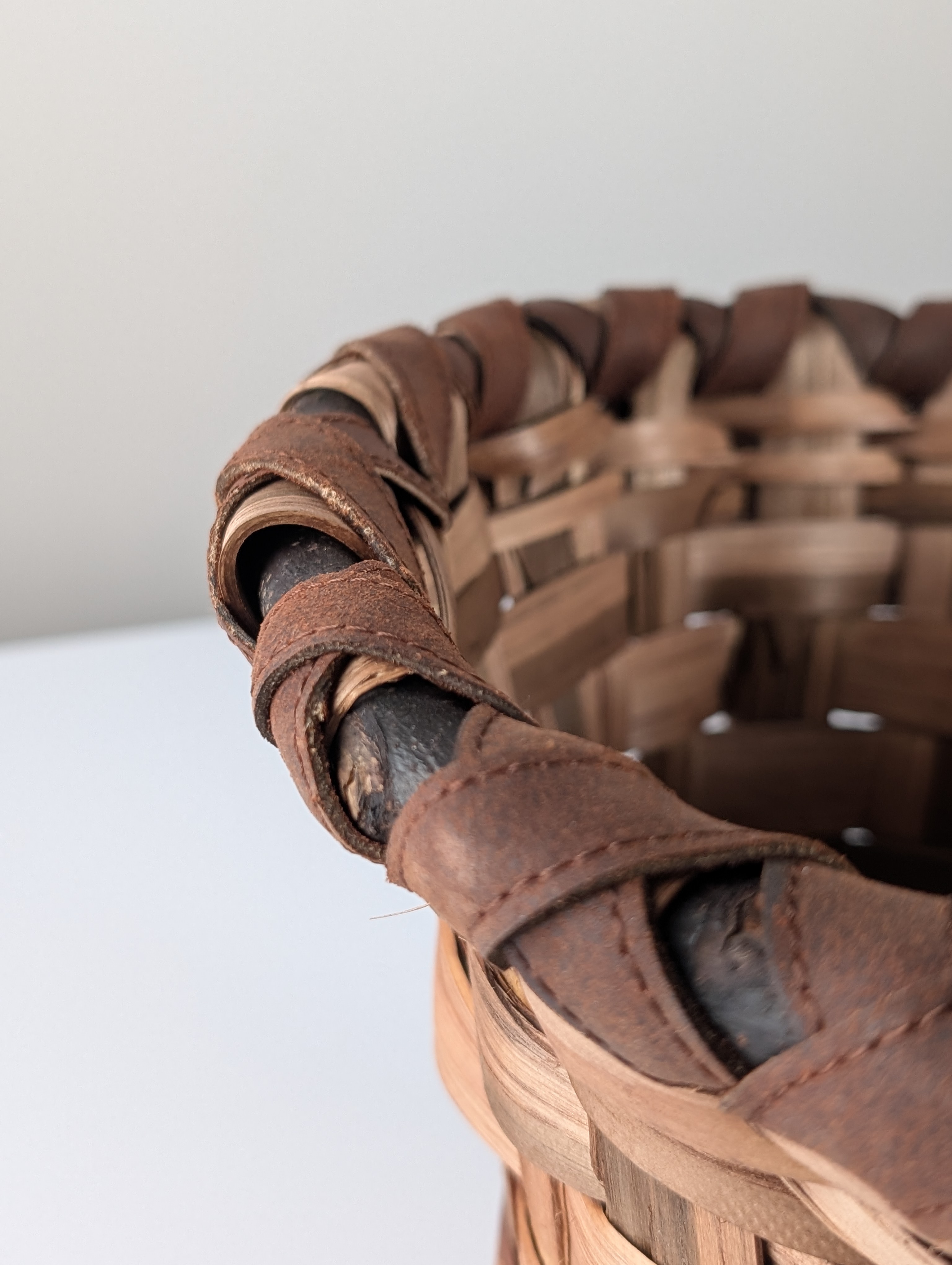 David Marshall Brutalist Splint Wood and Cast Brass Basket, 1970s - Imagen 12