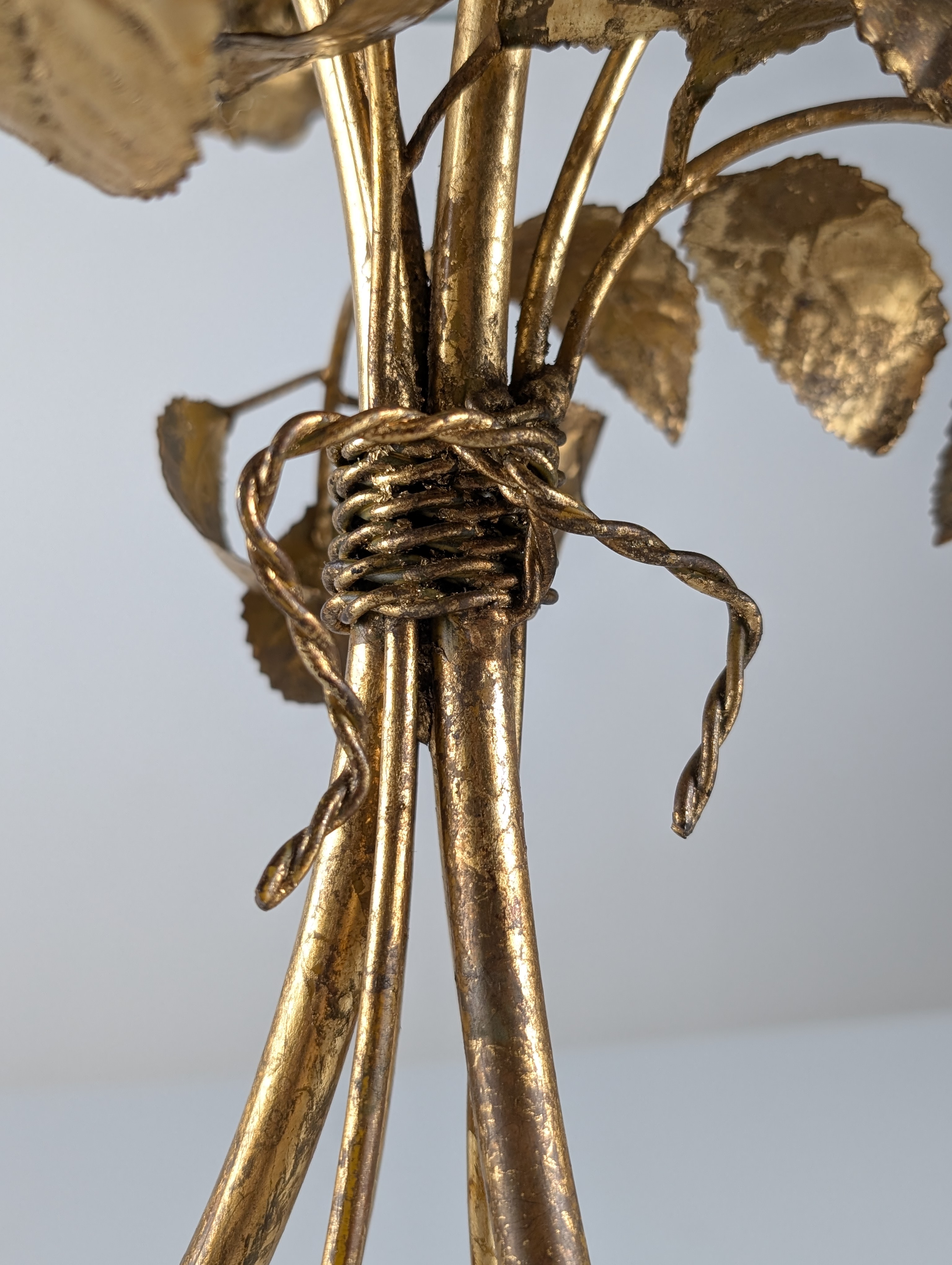 Mesa Auxiliar Mid Century de Metal Dorado con Rosas y Tapa de Cristal, 1970s - Imagen 13