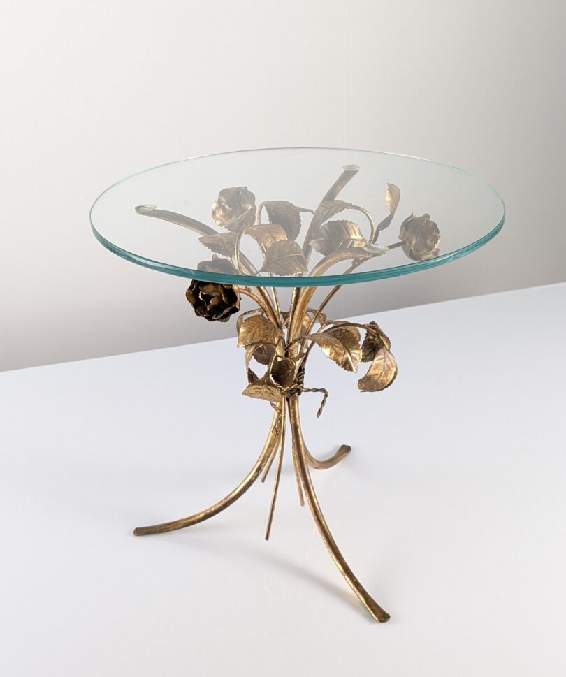 Mesa Auxiliar Mid Century de Metal Dorado con Rosas y Tapa de Cristal, 1970s