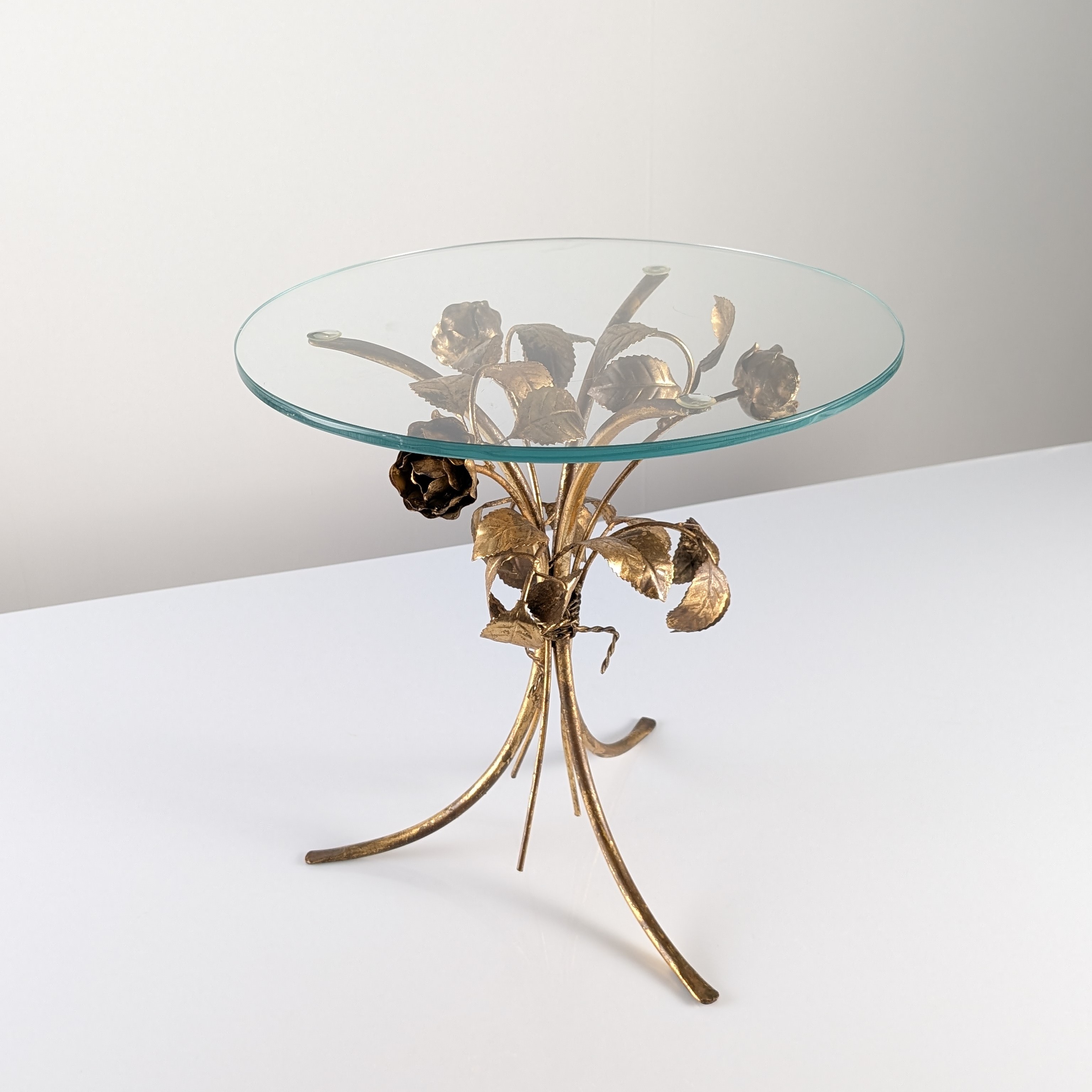 Mesa Auxiliar Mid Century de Metal Dorado con Rosas y Tapa de Cristal, 1970s