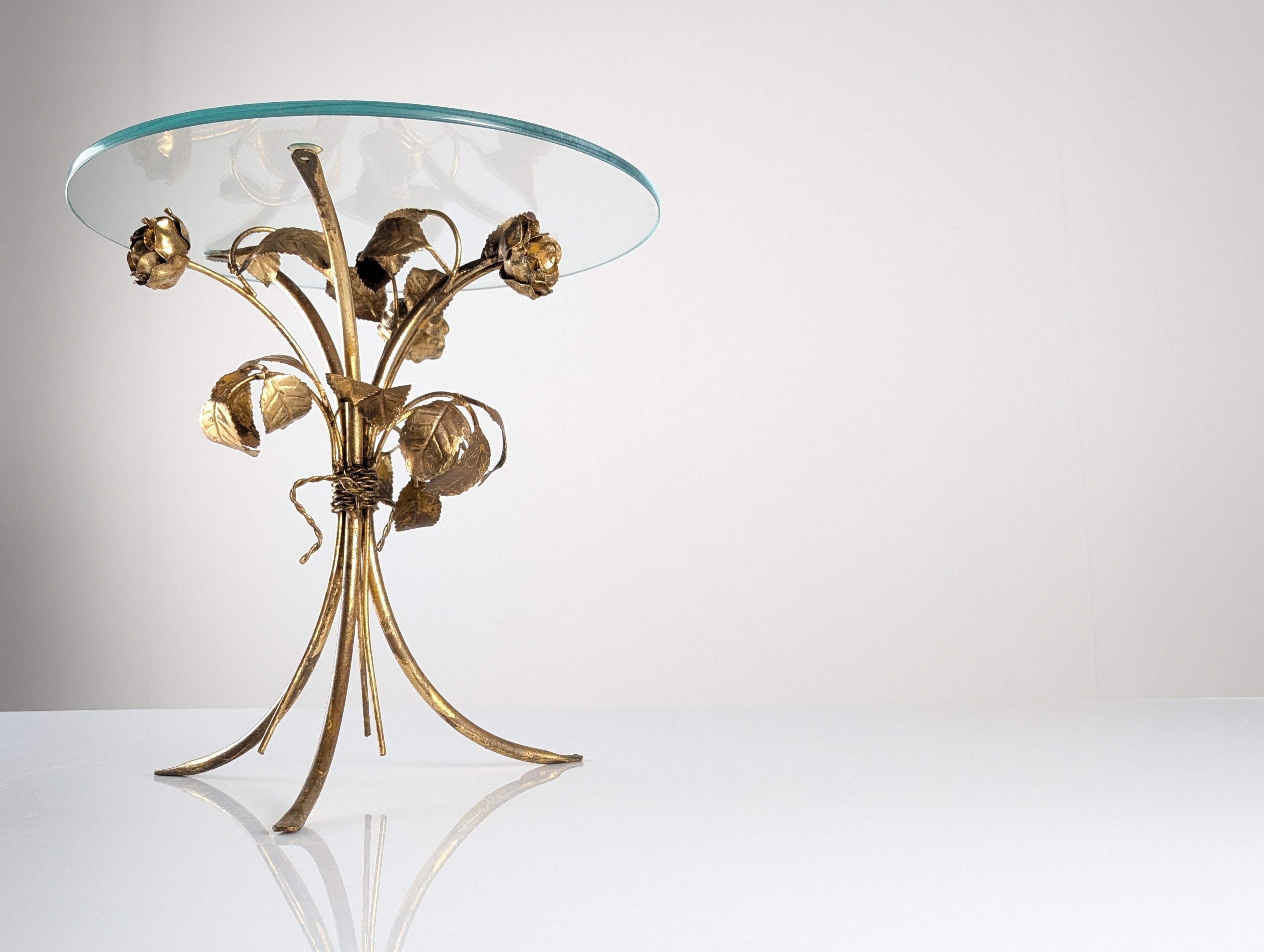 Mesa Auxiliar Mid Century de Metal Dorado con Rosas y Tapa de Cristal, 1970s - Imagen 3