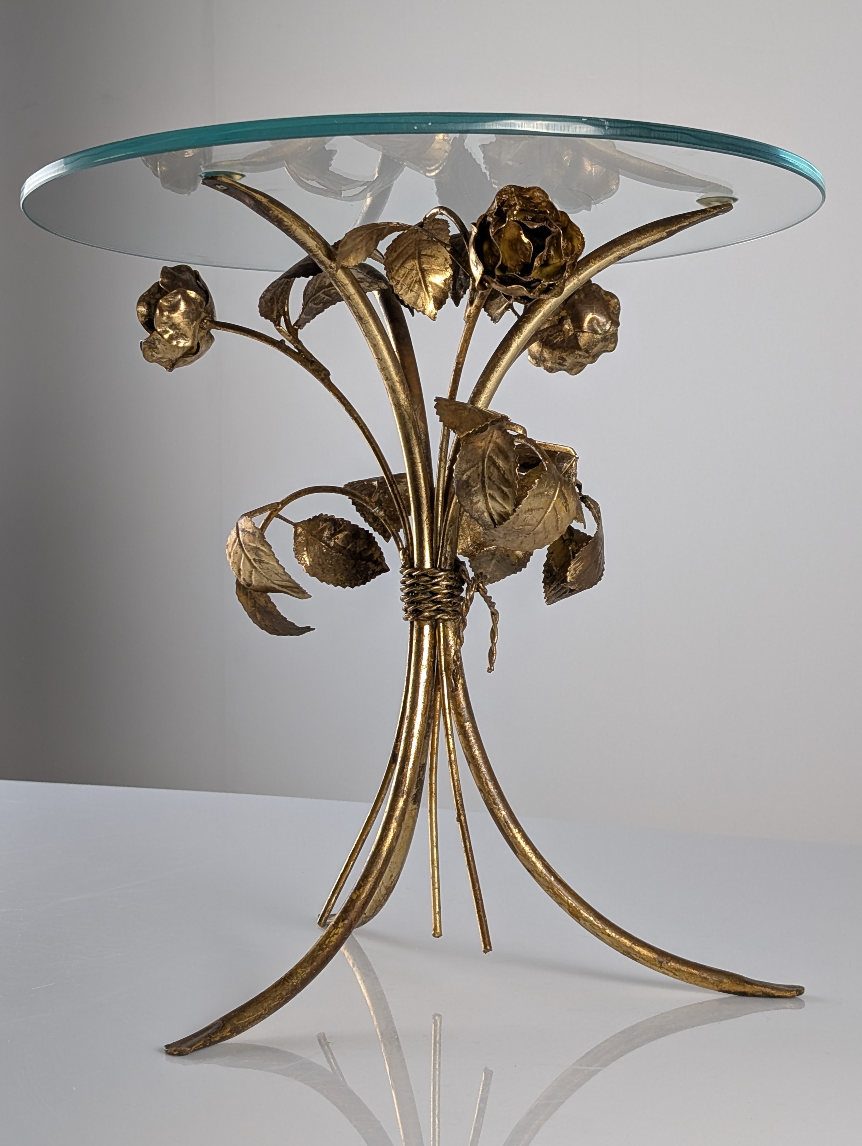 Mesa Auxiliar Mid Century de Metal Dorado con Rosas y Tapa de Cristal, 1970s - Imagen 11