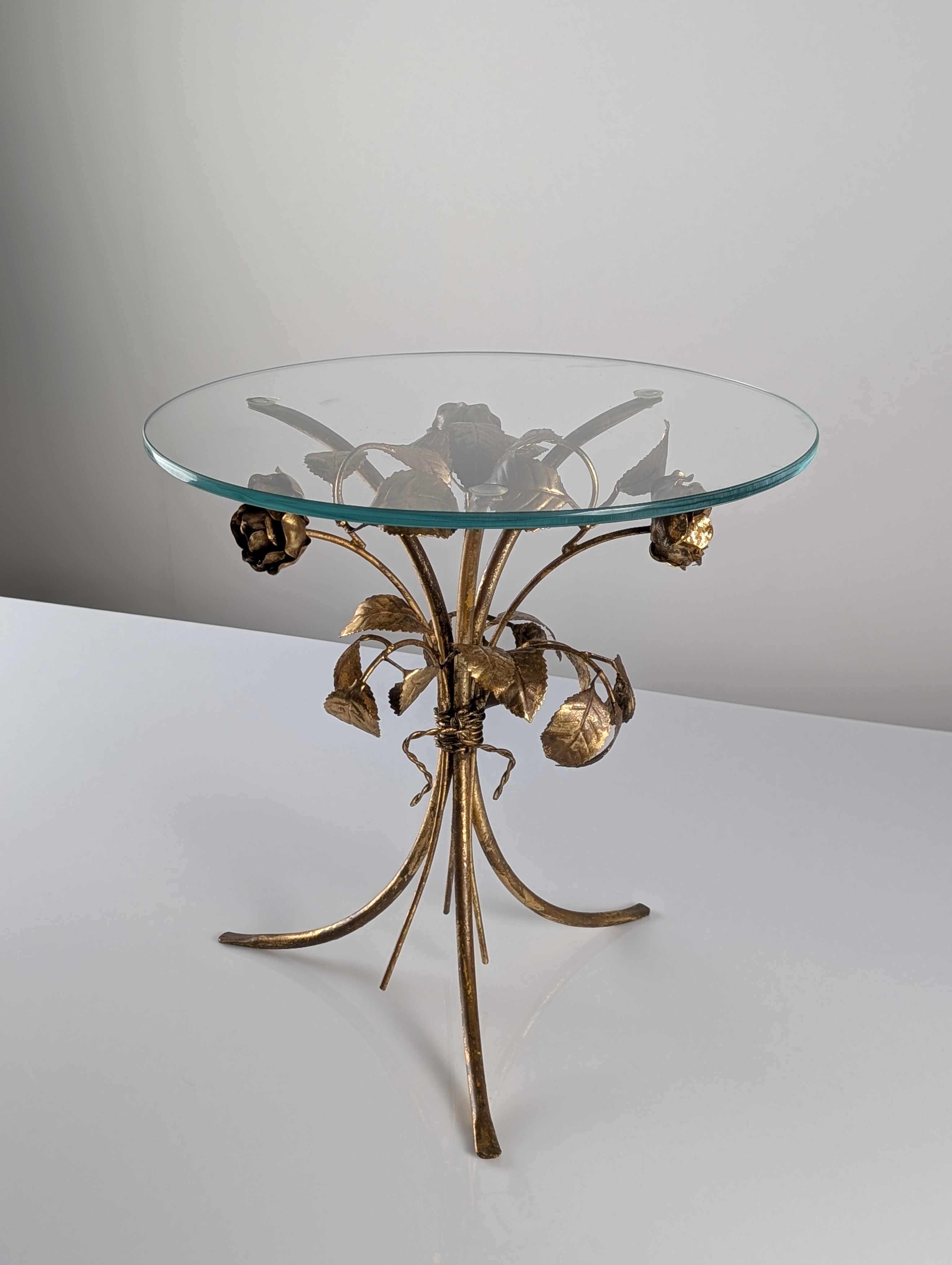 Mesa Auxiliar Mid Century de Metal Dorado con Rosas y Tapa de Cristal, 1970s - Imagen 9