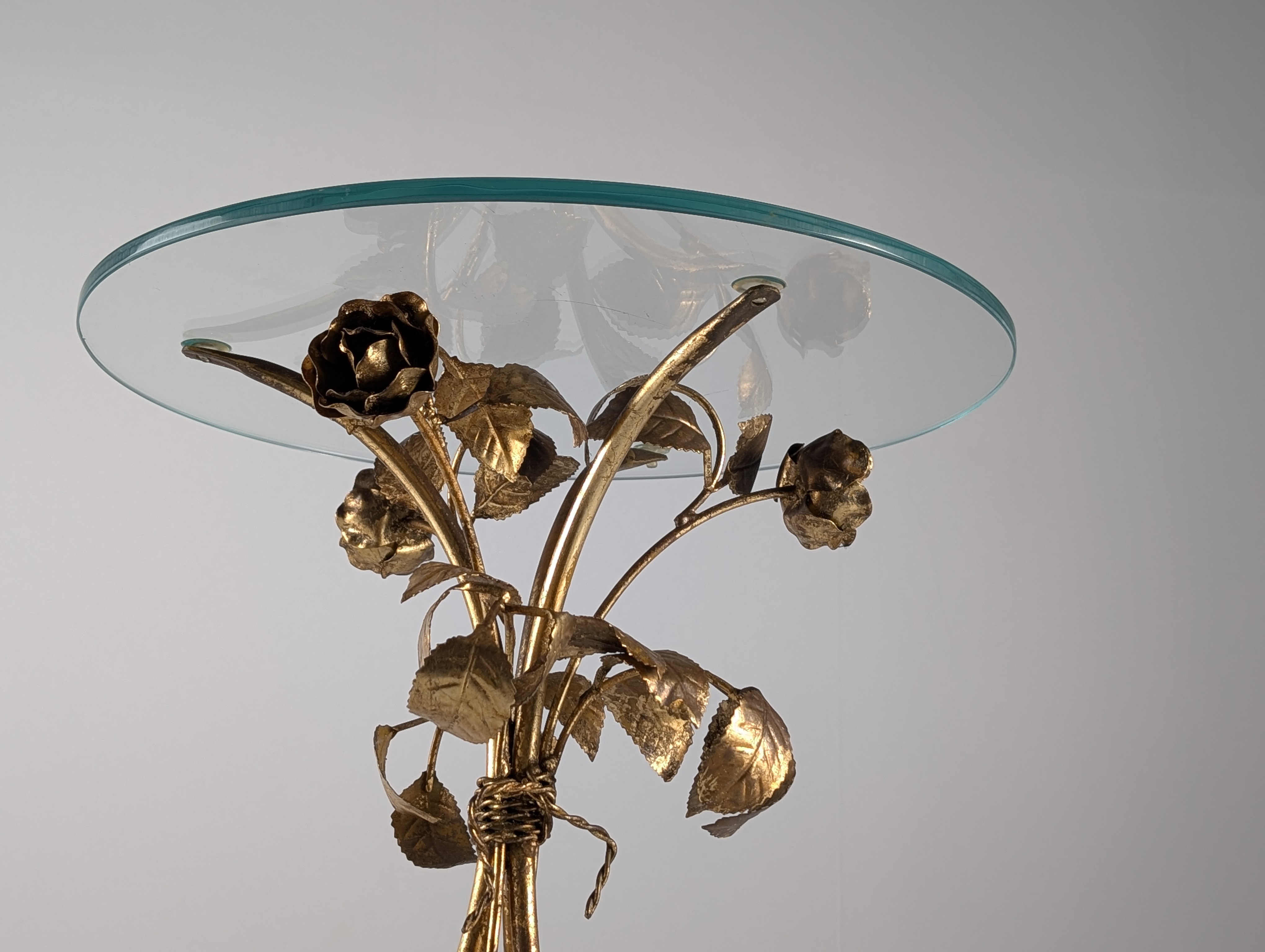 Mesa Auxiliar Mid Century de Metal Dorado con Rosas y Tapa de Cristal, 1970s - Imagen 4
