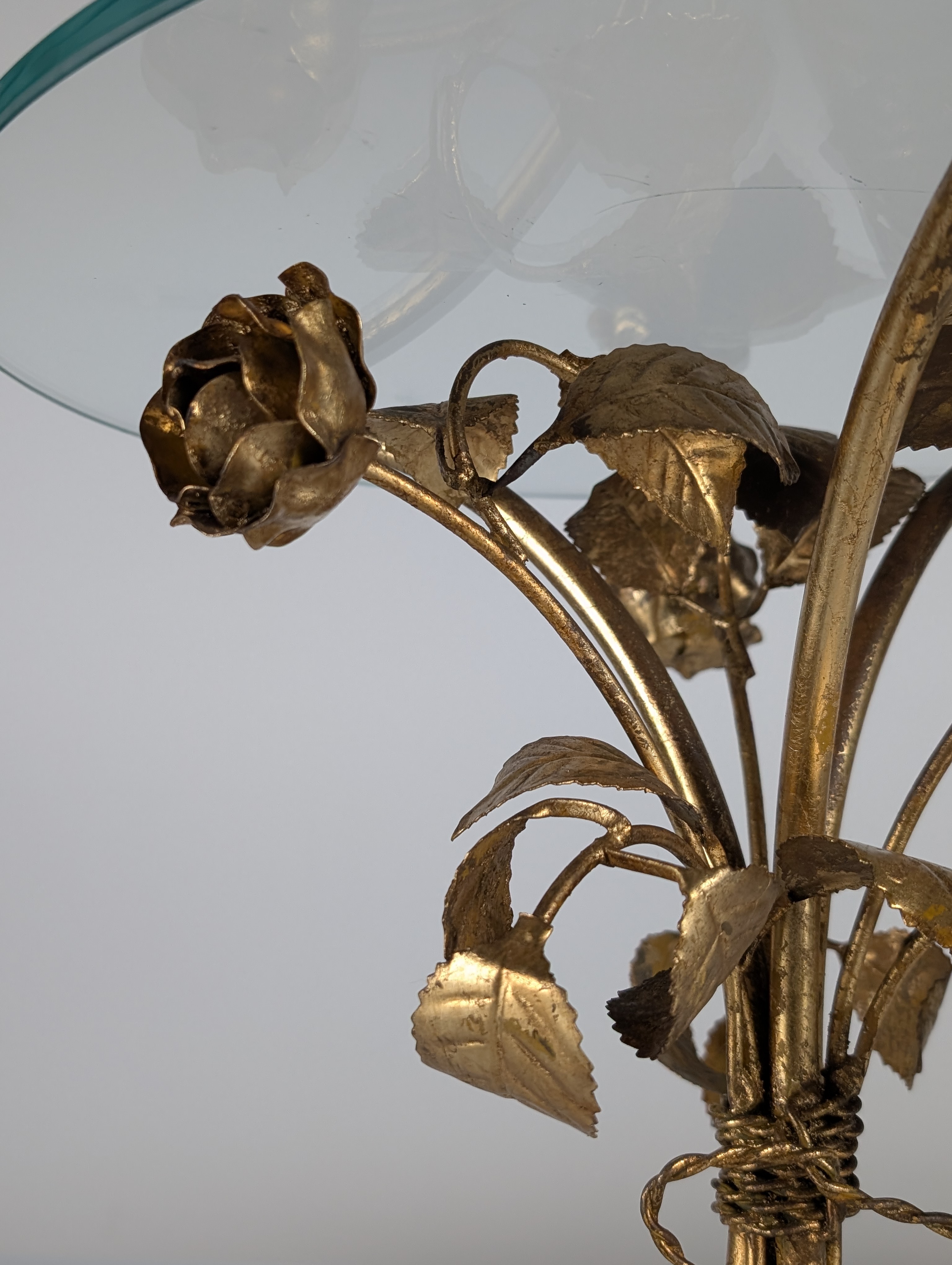 Mesa Auxiliar Mid Century de Metal Dorado con Rosas y Tapa de Cristal, 1970s - Imagen 18